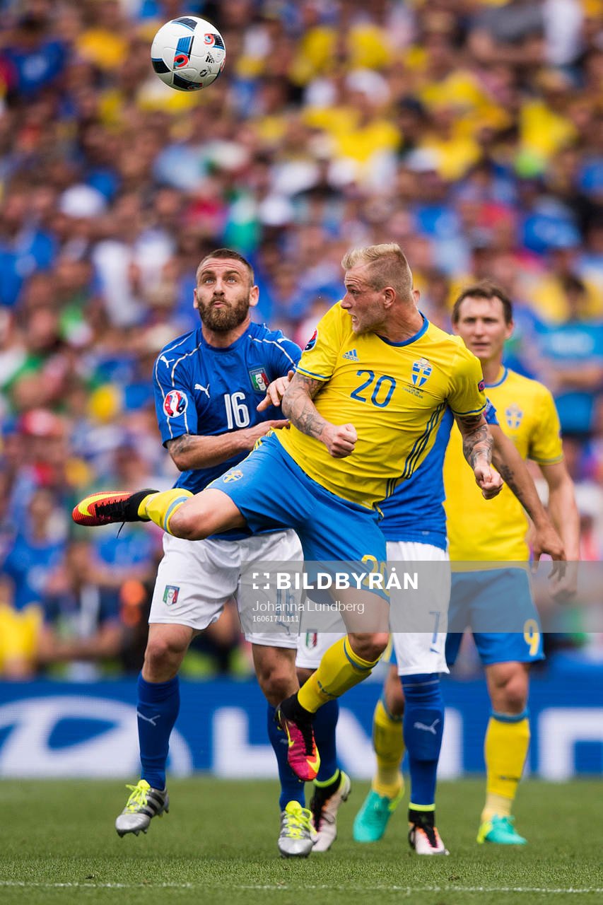 Sveriges John Guidetti och Italiens Daniele De Rossi  i