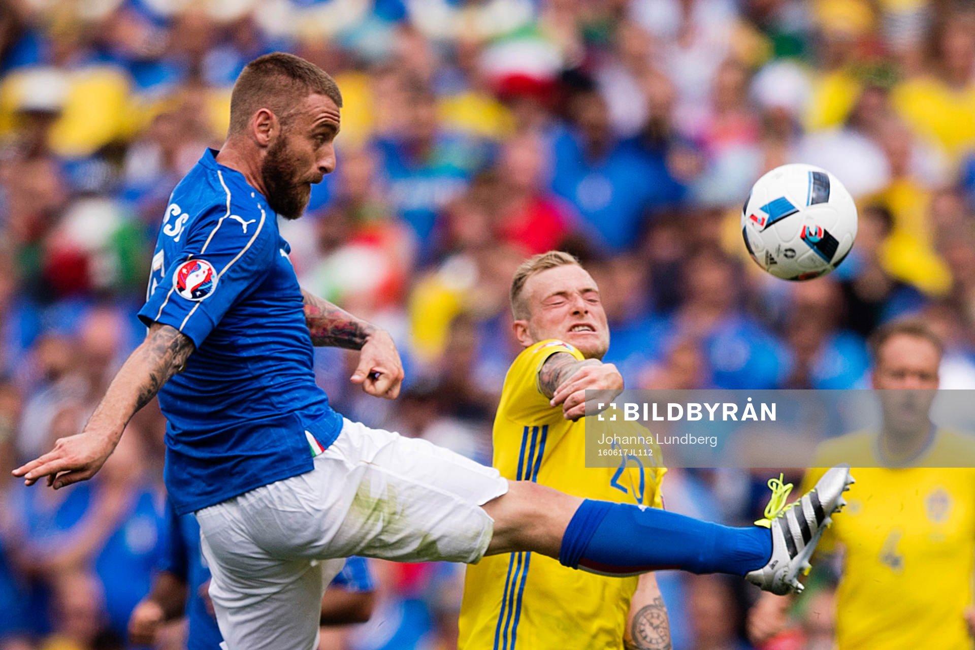Sveriges John Guidetti och Italiens Daniele De Rossi  i