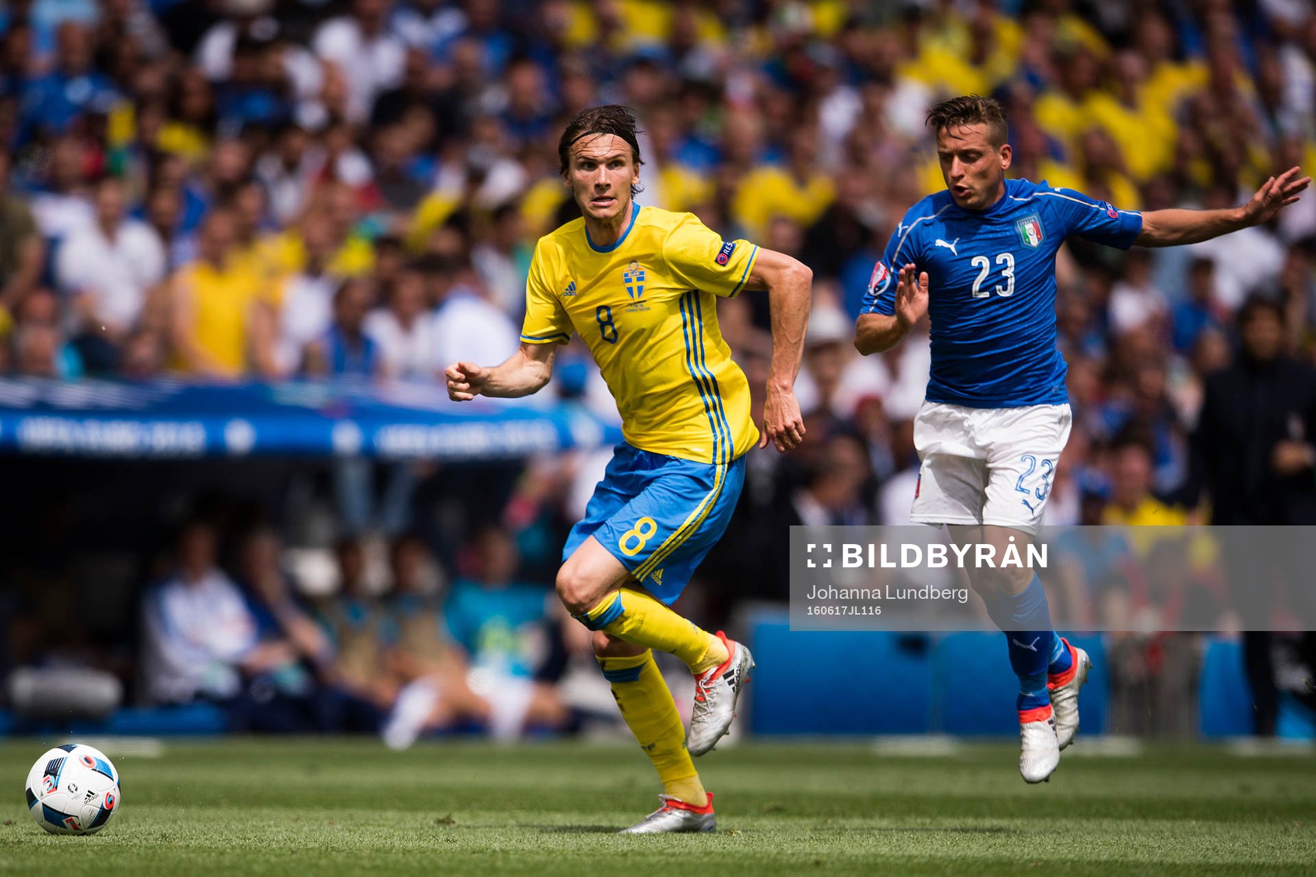 Sveriges Albin Ekdal och Italiens Emanuele Giaccherini  i fotbollsmatchen mellan Italien och Sverige under fotbolls-EM den 17 juni 2016 i Toulouse.