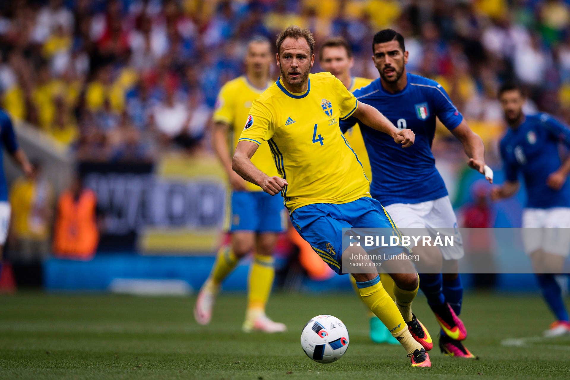 Sveriges Andreas Granqvist och Italiens Graziano Pelle  i