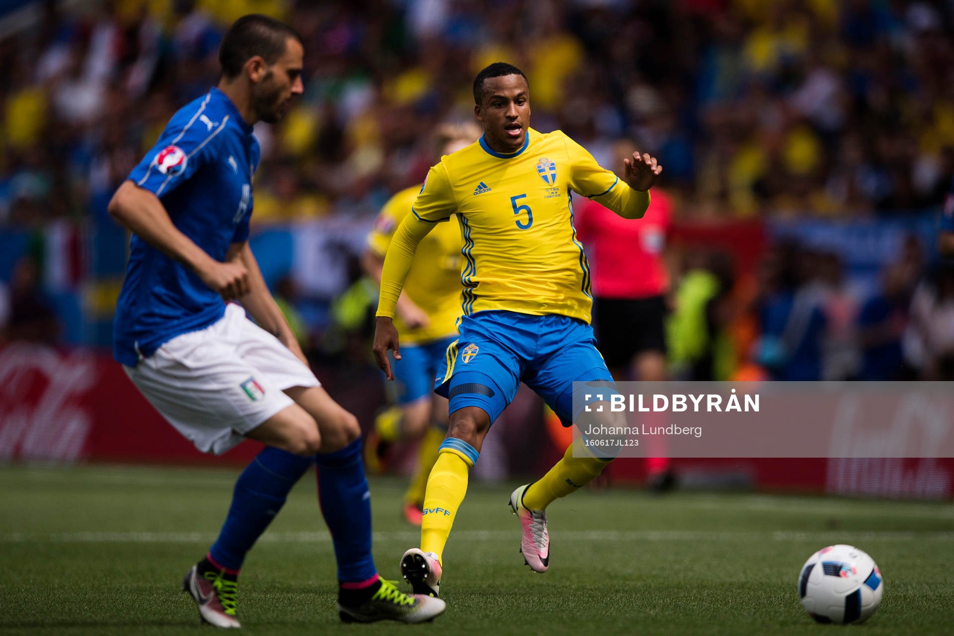 Italiens Leonardo Bonucci och Sveriges Martin Olsson  i