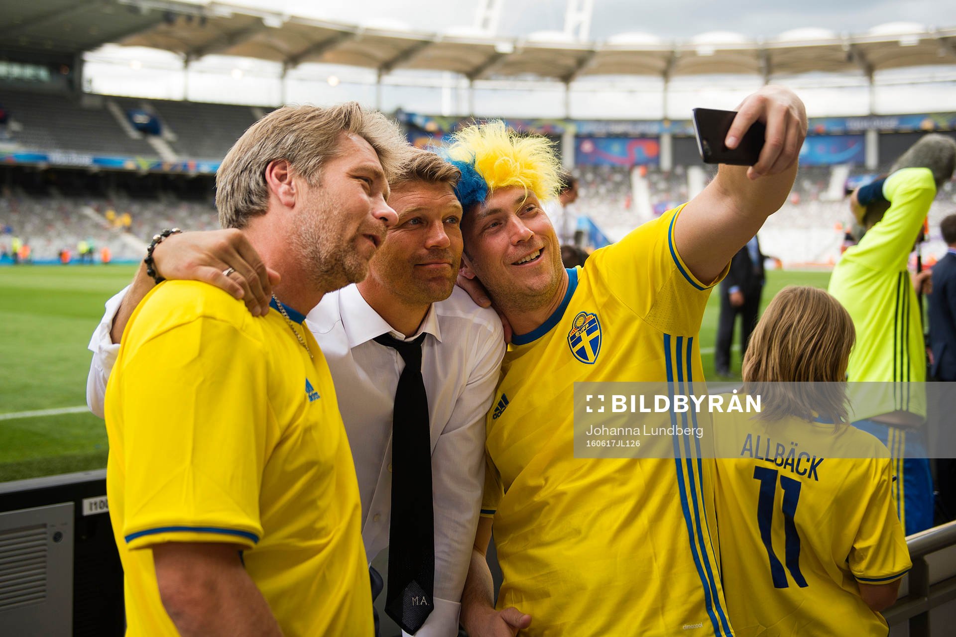 Sveriges players manager Marcus Allbäck tar en bild med