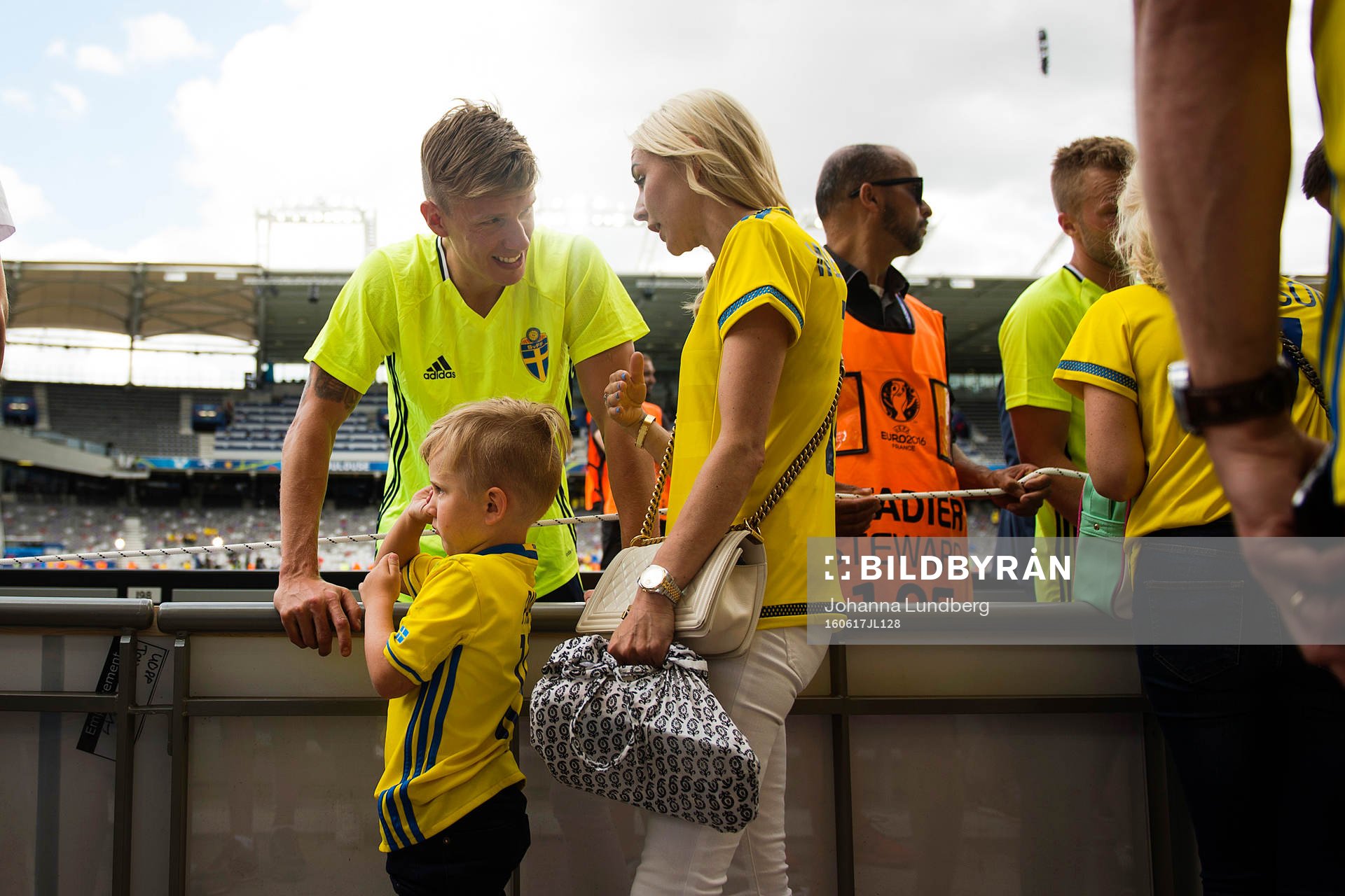 Sveriges Pontus Wernbloom med sin familj efter fotbollsmatchen mellan Italien och Sverige under fotbolls-EM den 17 juni 2016 i Toulouse.