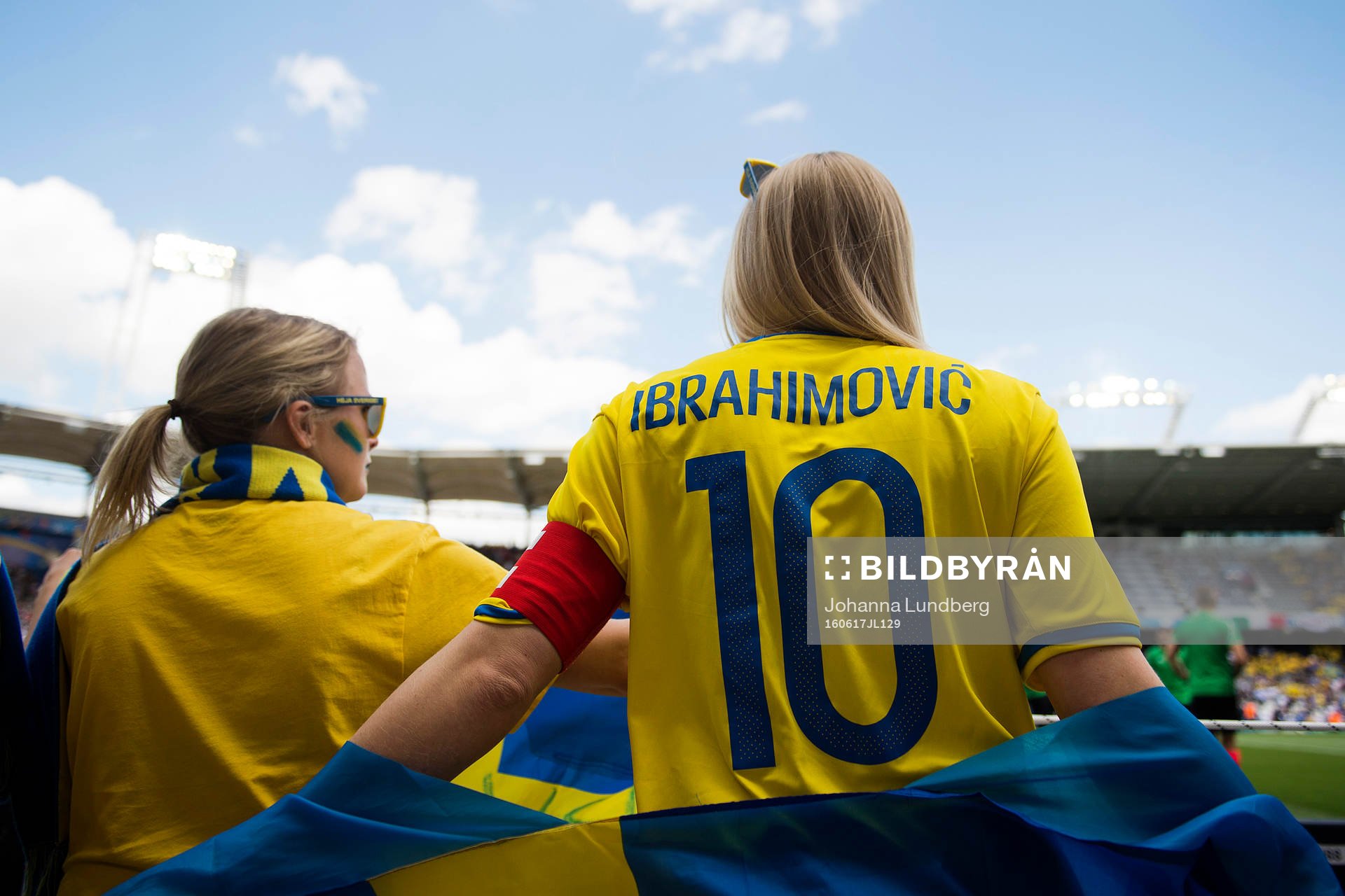 En supporter har på sig en tröja med Zlatan Ibrahimovic