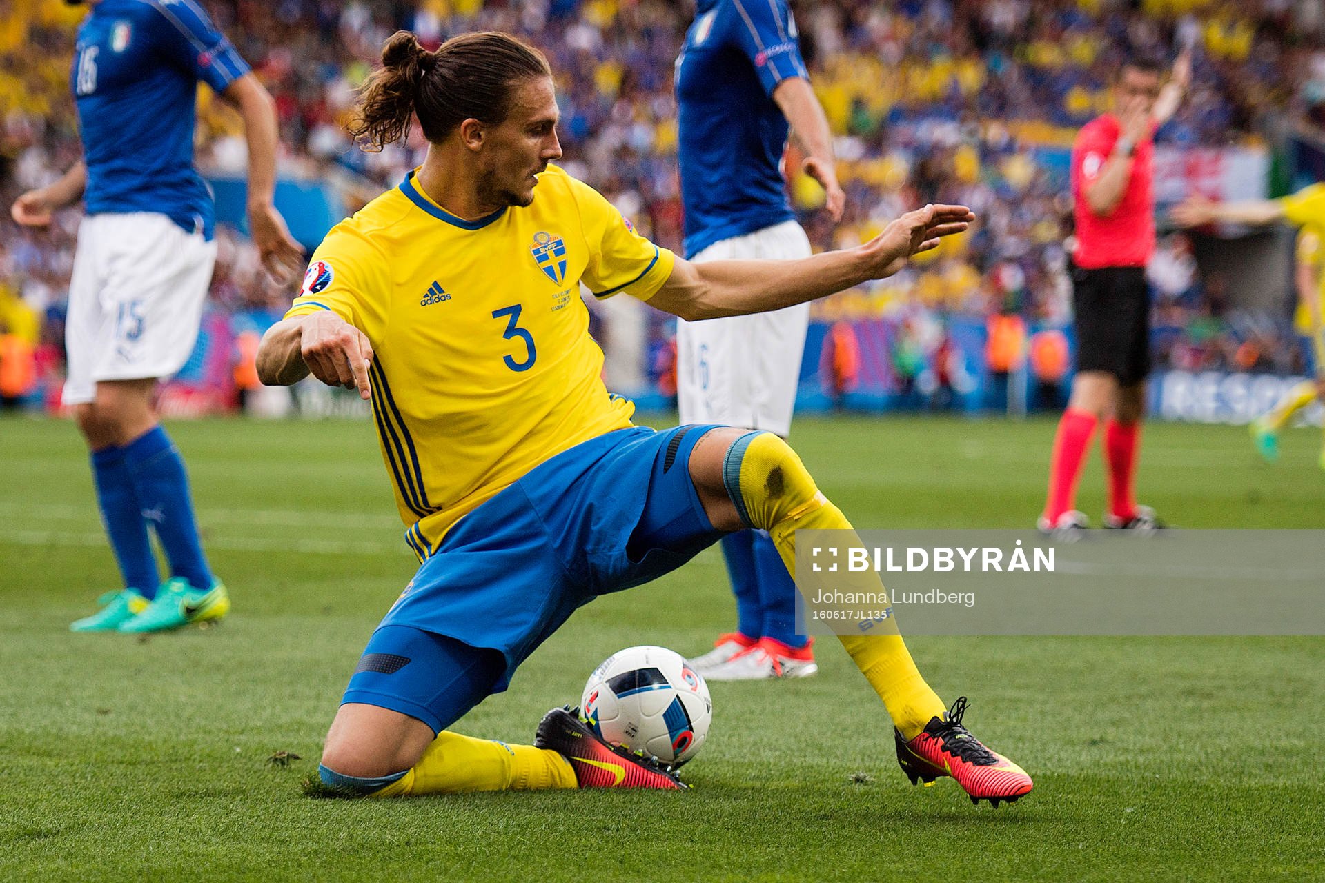 Sveriges Erik Johansson   i fotbollsmatchen mellan Italien