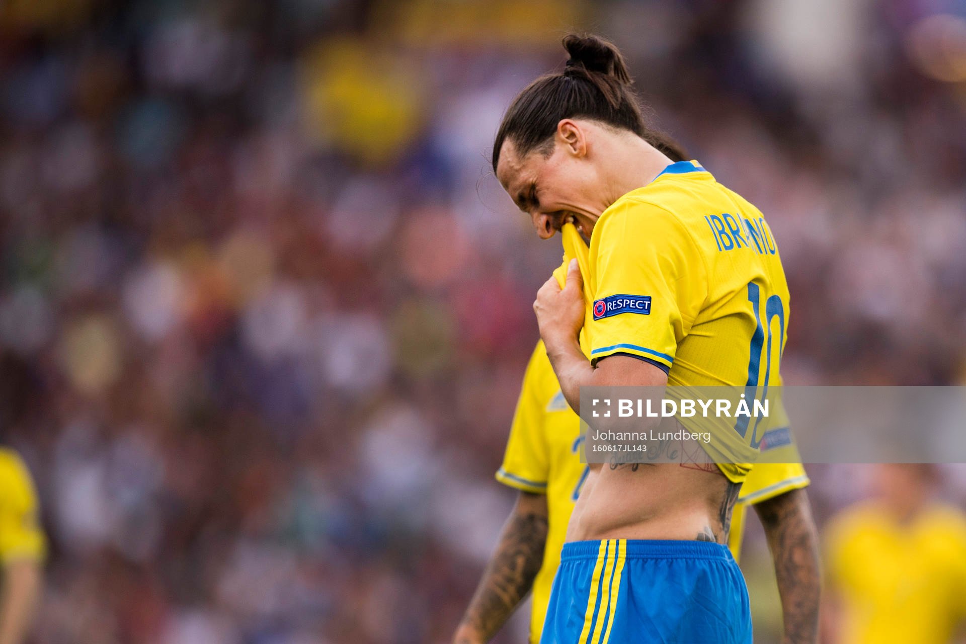Sveriges Zlatan Ibrahimovic deppar i fotbollsmatchen mellan