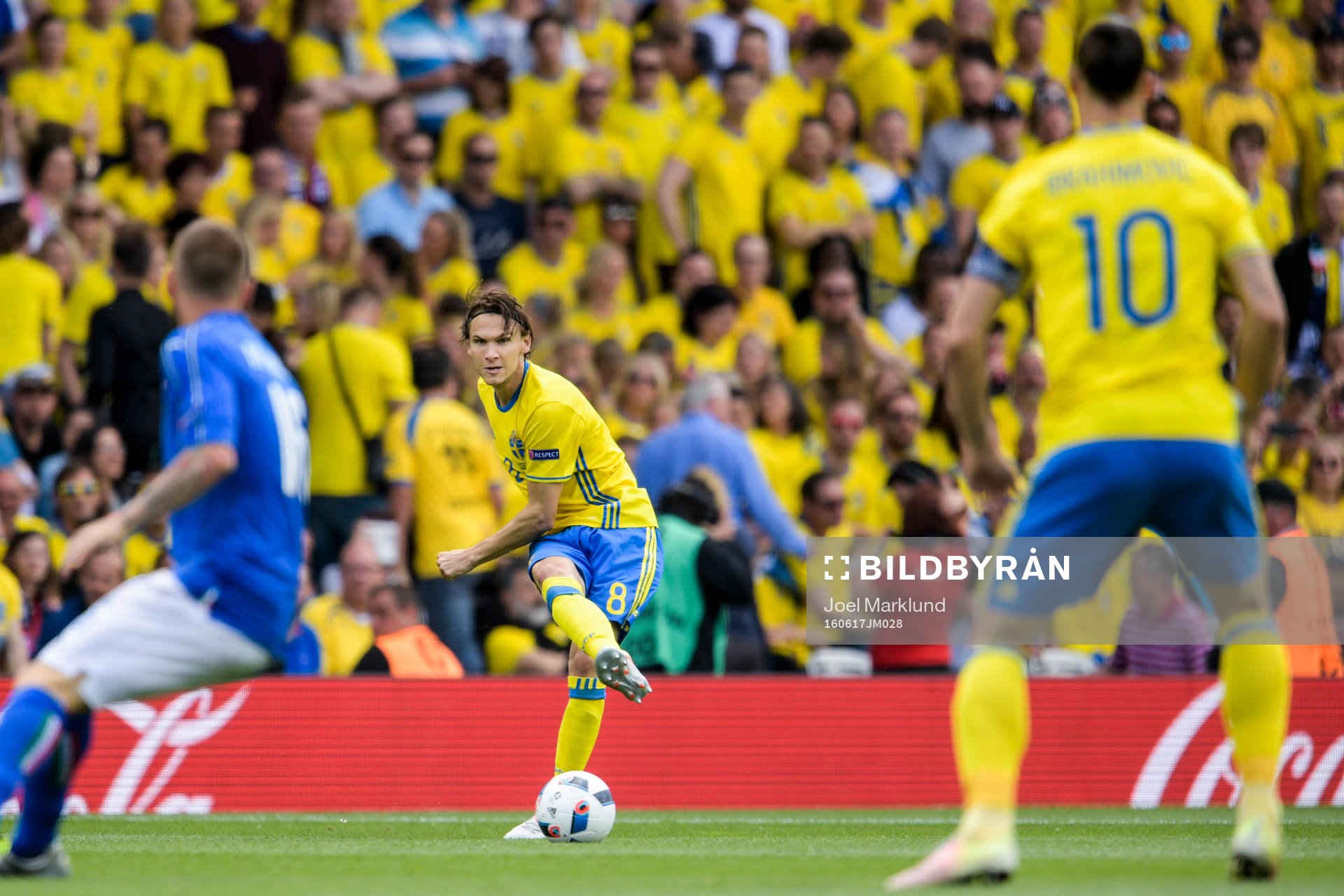 Sveriges Albin Ekdal slår en passning mot Zlatan