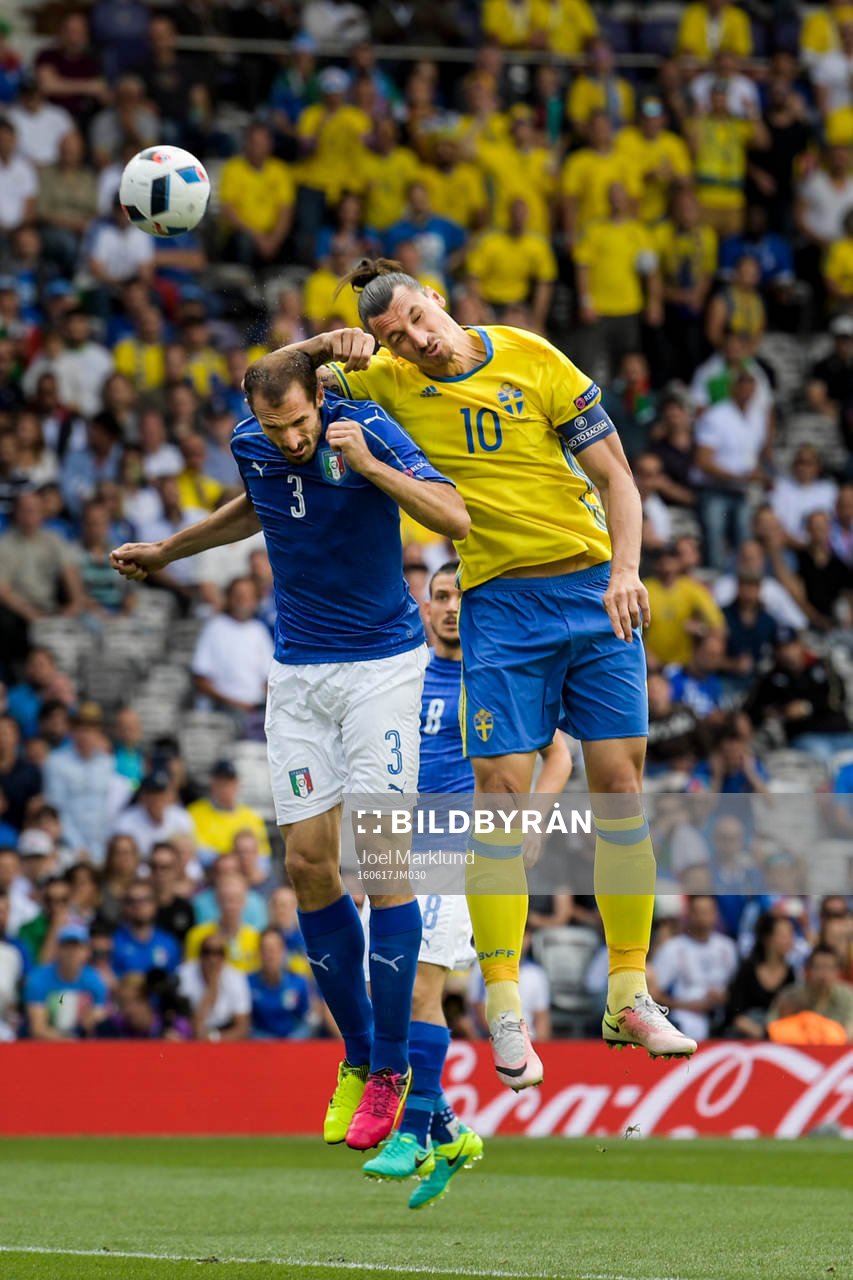 Italiens Giorgio Chiellini och Sveriges Zlatan Ibrahimovic