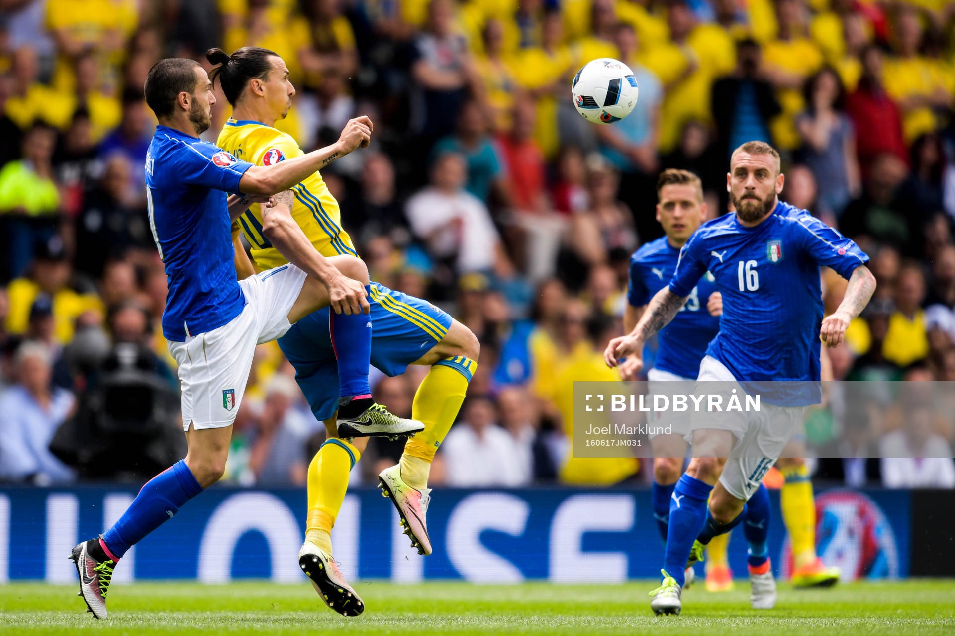 Italiens Leonardo Bonucci och Daniele De Rossi utmanas av