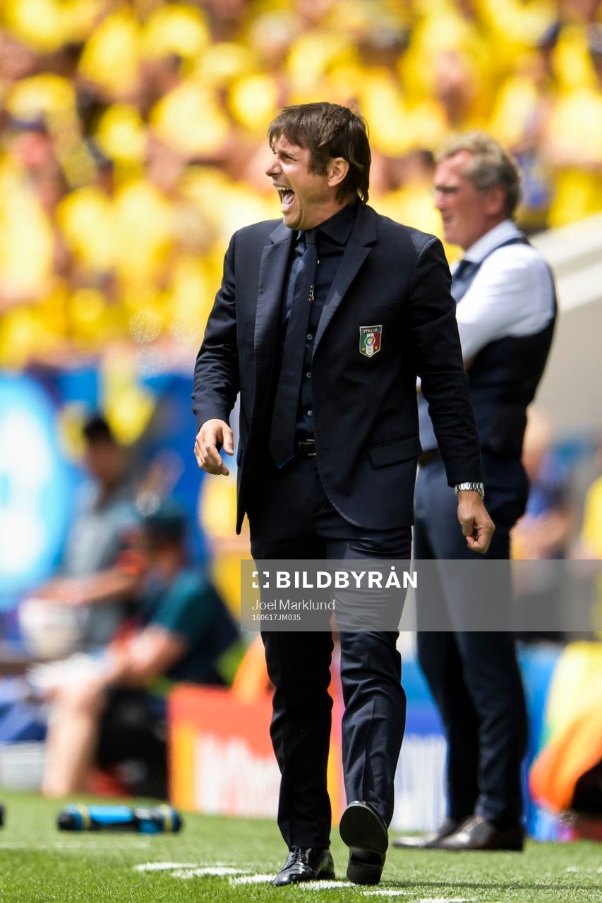 Italiens förbundskapten Antonio Conte och i bakgrunden Sveriges förbundskapten Erik Hamrén i fotbollsmatchen mellan Italien och Sverige under fotbolls-EM den 17 juni 2016 i Toulouse.