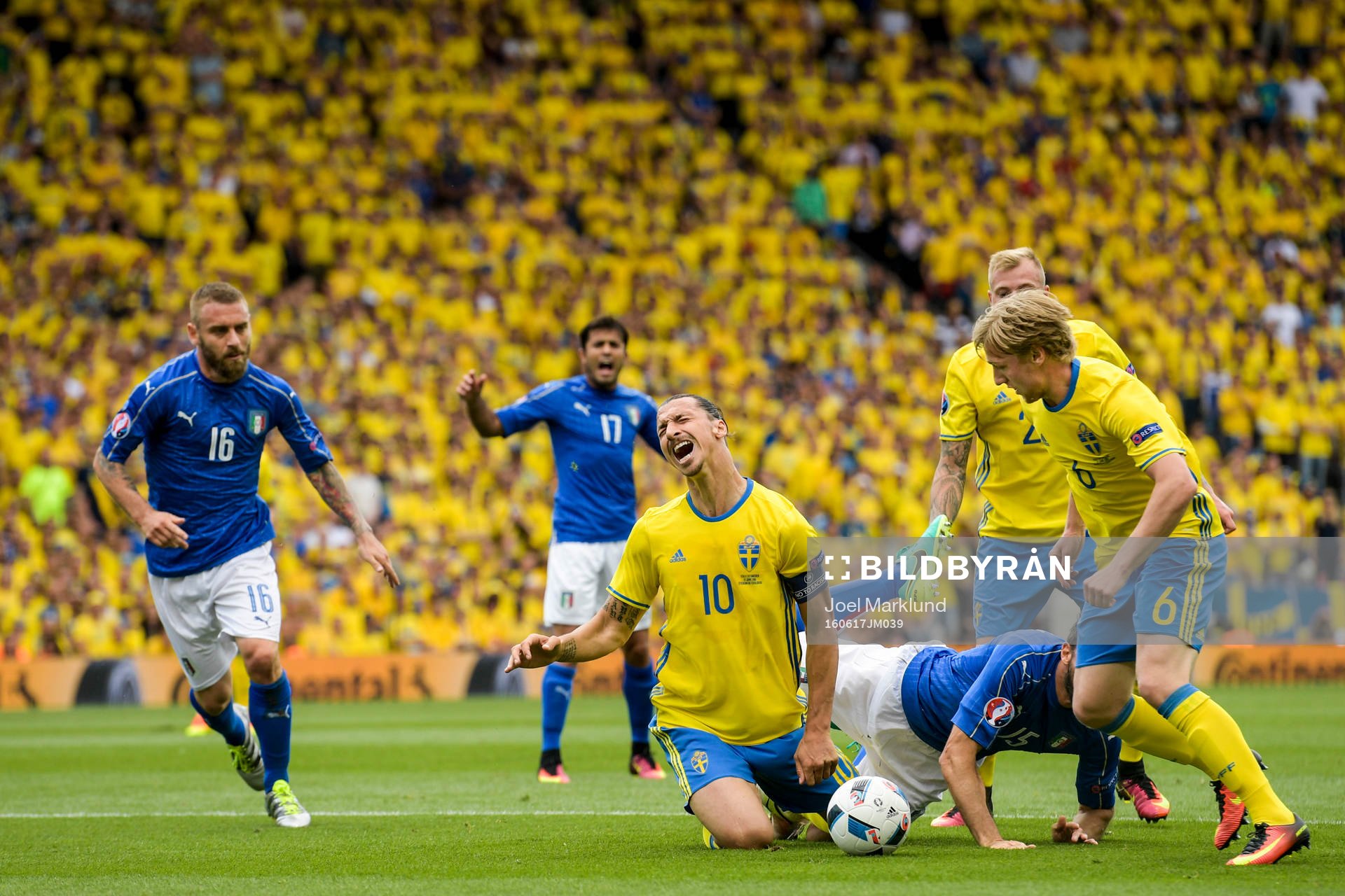 Sveriges Zlatan Ibrahimovic blir nerdragen av Italiens