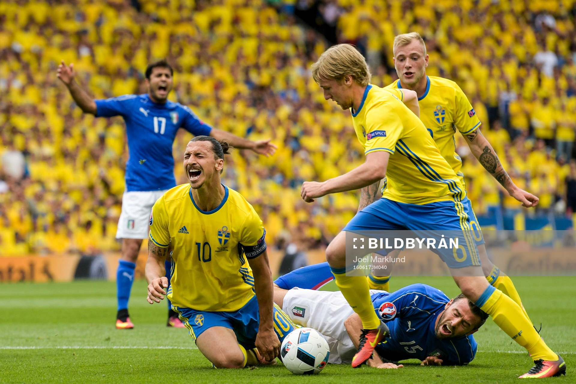 Sveriges Zlatan Ibrahimovic blir nerdragen av Italiens