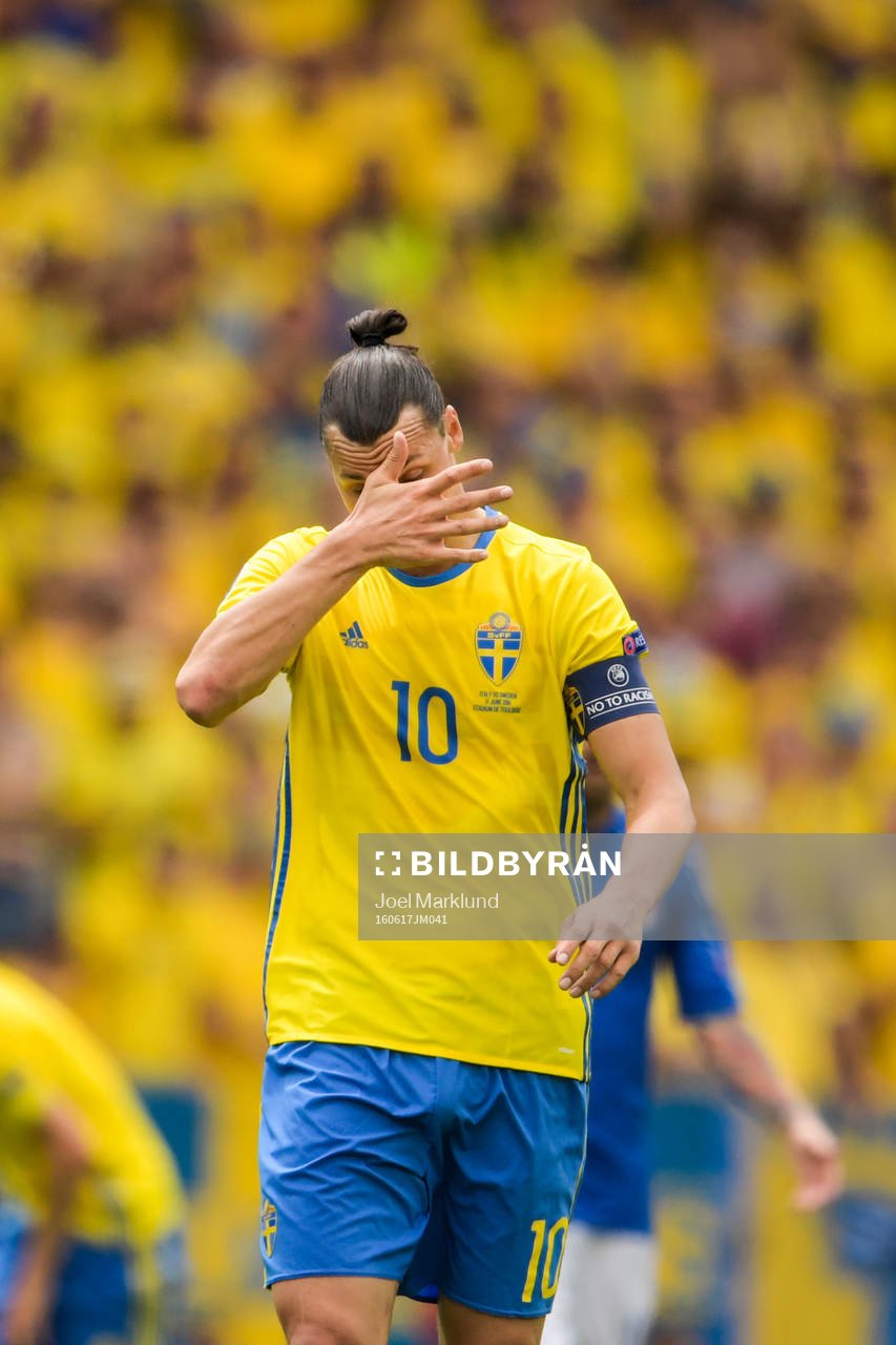 Sveriges Zlatan Ibrahimovic deppar i fotbollsmatchen mellan