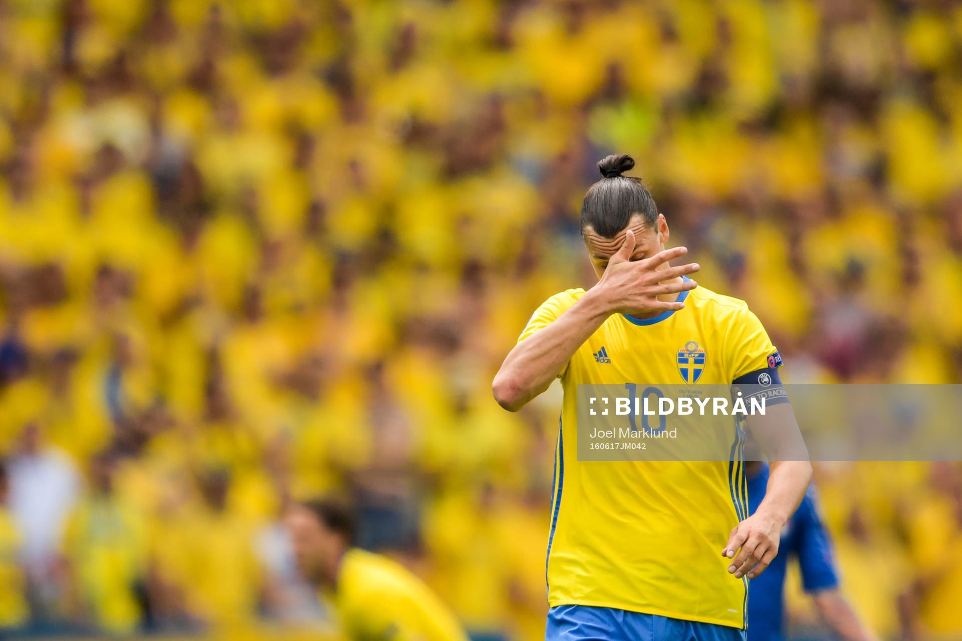 Sveriges Zlatan Ibrahimovic deppar i fotbollsmatchen mellan