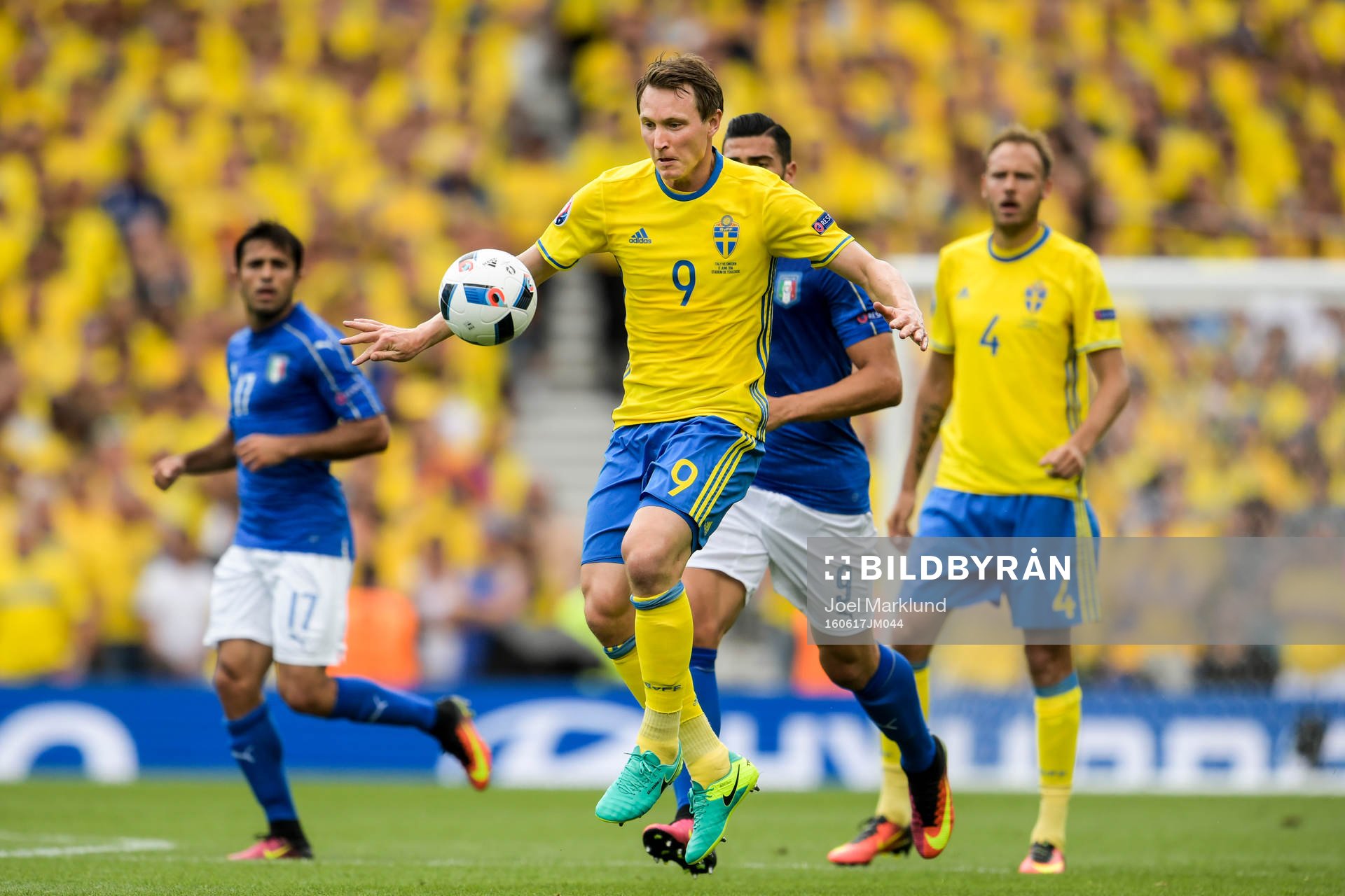 Sveriges Kim Källström i fotbollsmatchen mellan Italien