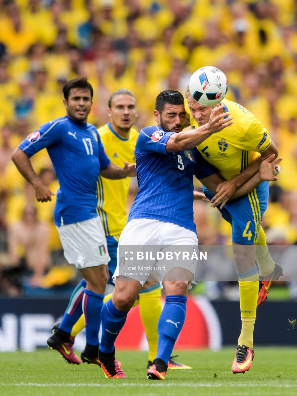 Italiens Graziano Pelle och Sveriges Andreas Granqvist i