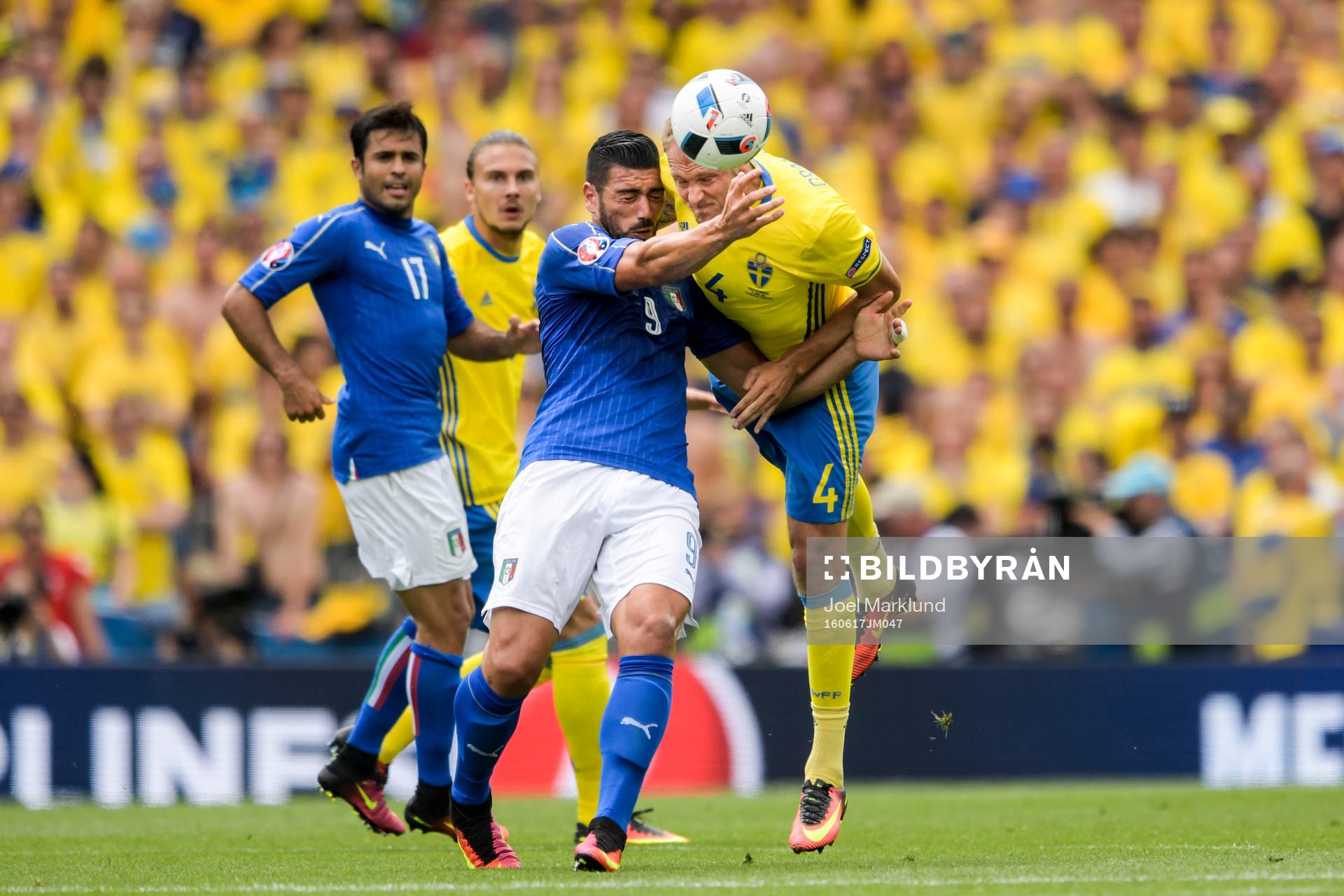 Italiens Graziano Pelle och Sveriges Andreas Granqvist i