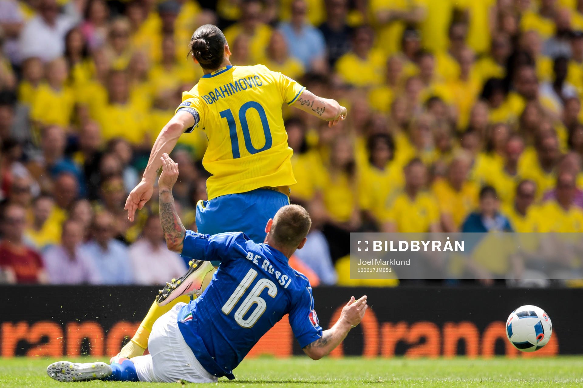 Sveriges Zlatan Ibrahimovic tacklas av Italiens Daniele De