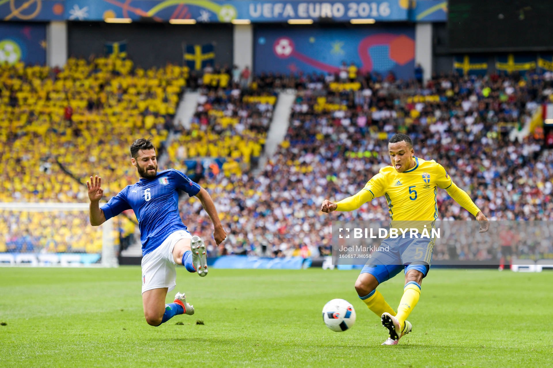 Italiens Antonio Candreva och Sveriges Martin Olsson i