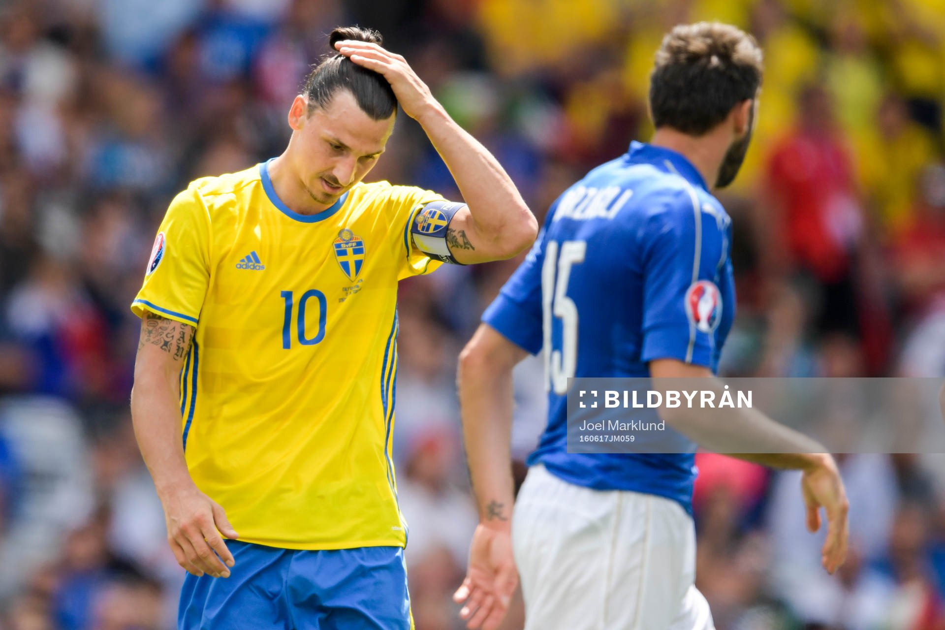 Sveriges Zlatan Ibrahimovic deppar i fotbollsmatchen mellan
