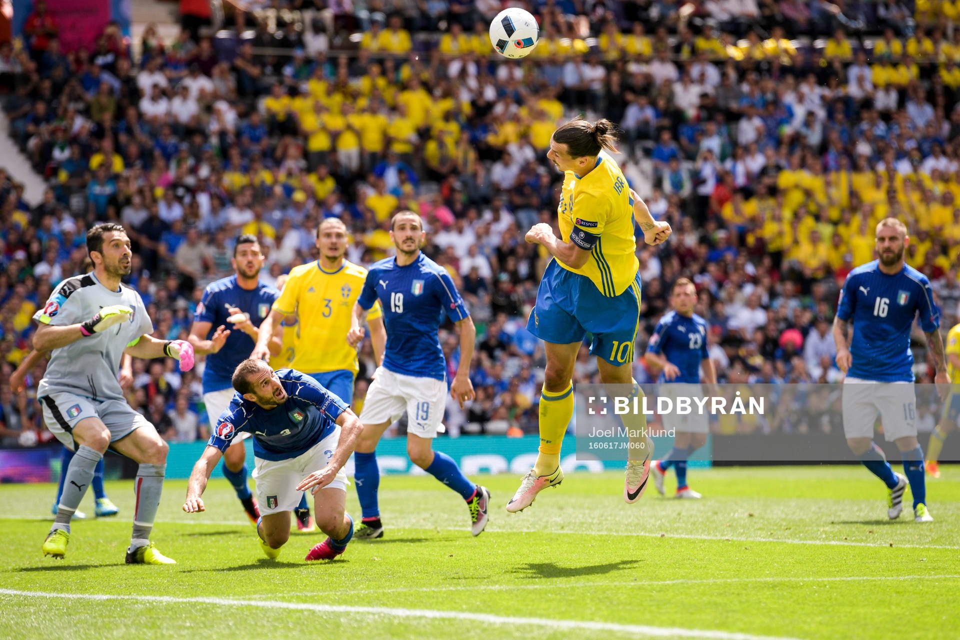 Sveriges Zlatan Ibrahimovic med målchans mot Italiens