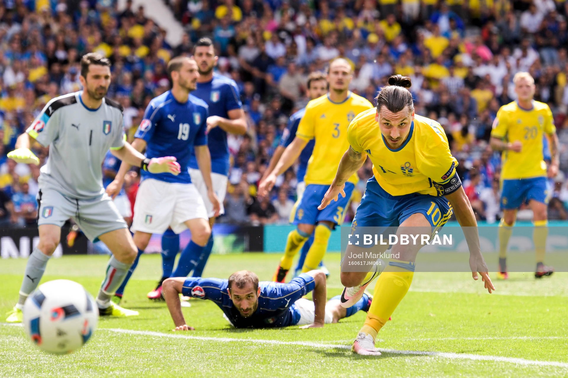Sveriges Zlatan Ibrahimovic tittar