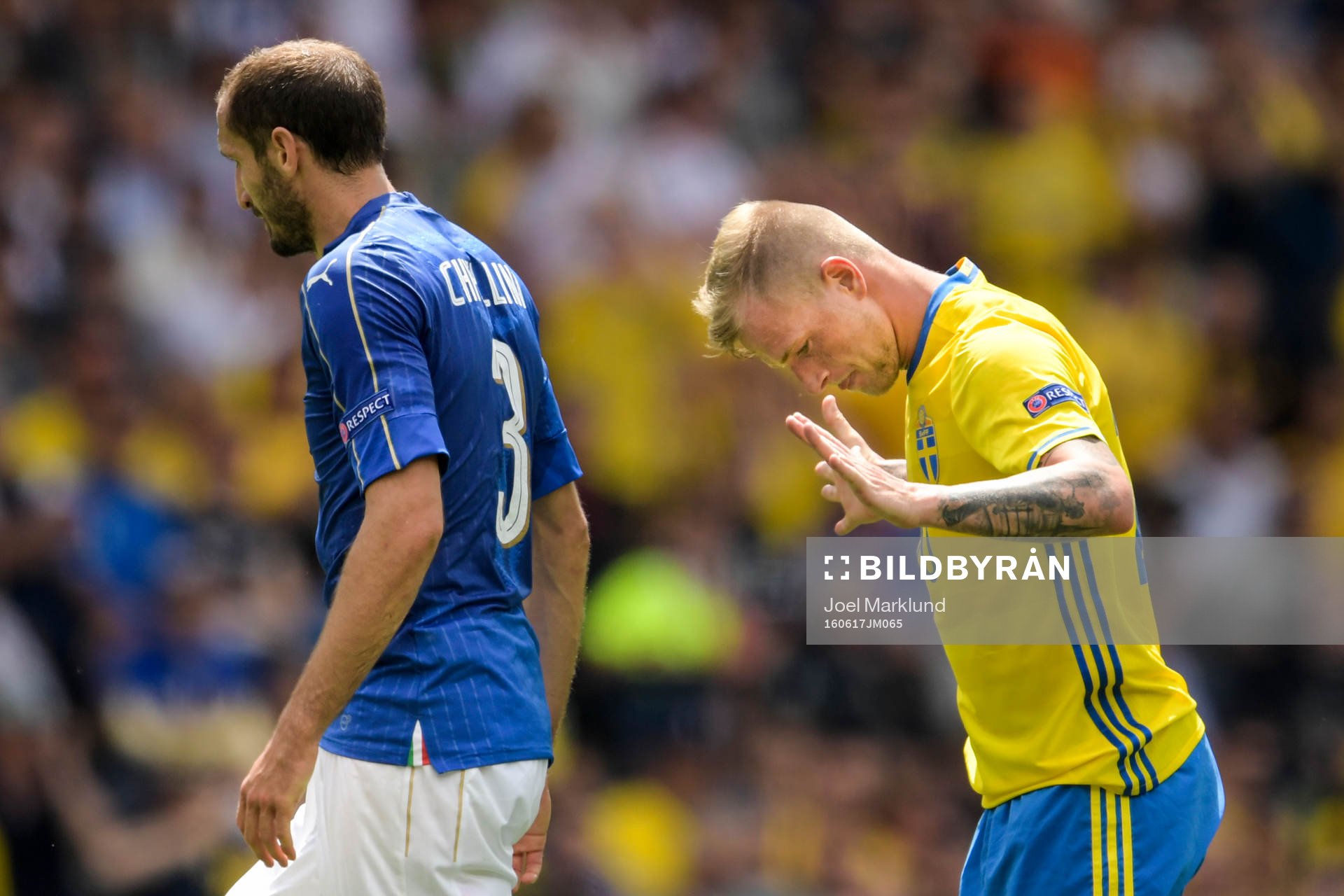 Italiens Giorgio Chiellini och Sveriges John Guidetti i