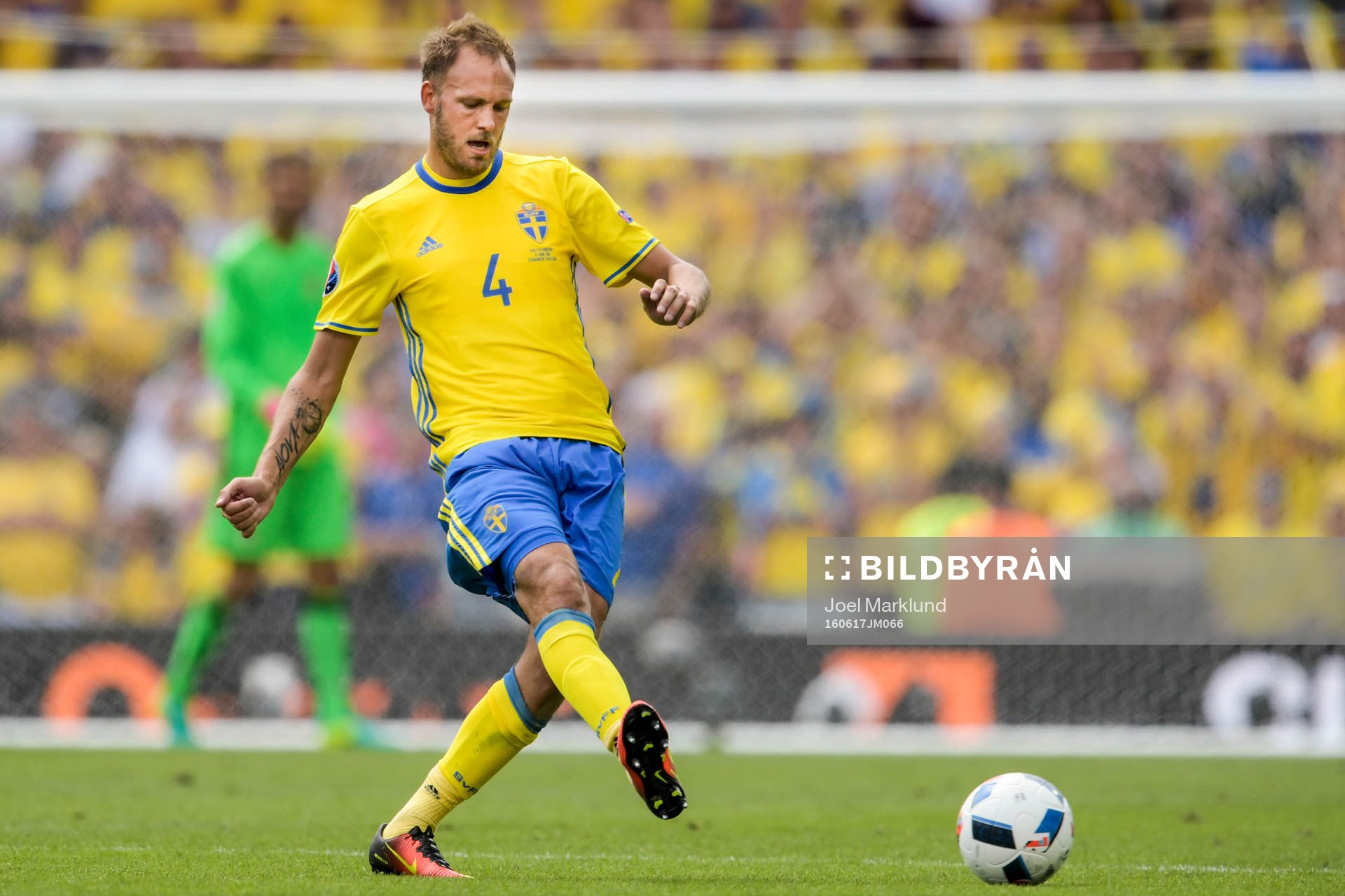 Sveriges Andreas Granqvist i fotbollsmatchen mellan Italien