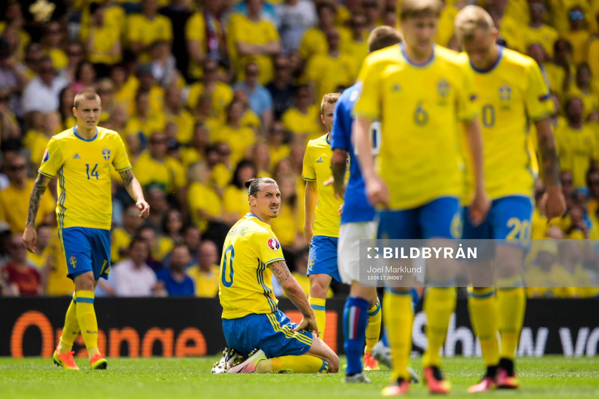 Sveriges Zlatan Ibrahimovic deppar i fotbollsmatchen mellan