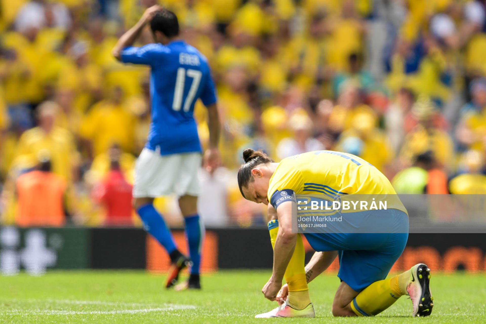 Sveriges Zlatan Ibrahimovic knyter sin skor av märket Nike