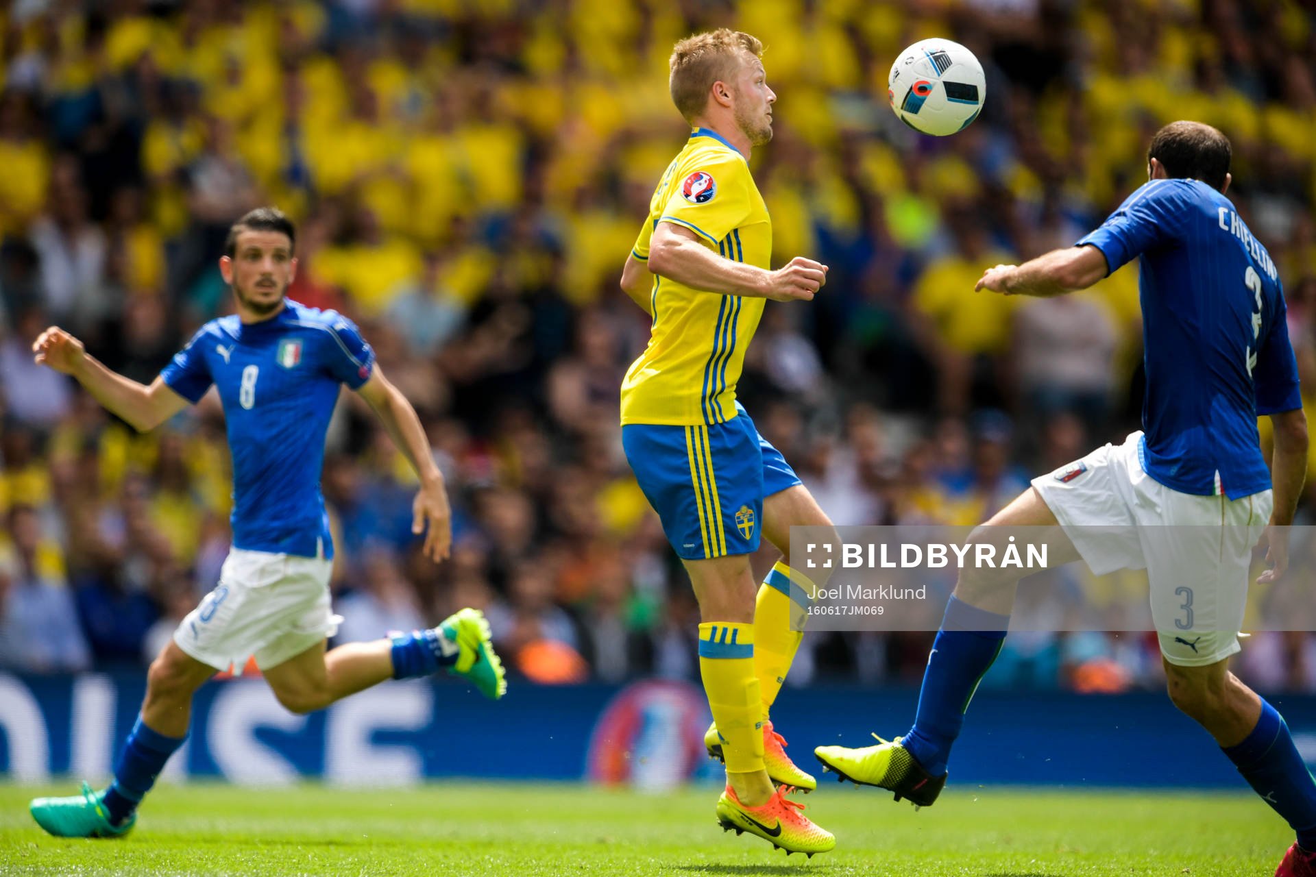 Sveriges Sebastian Larsson tar ner bollen i fotbollsmatchen