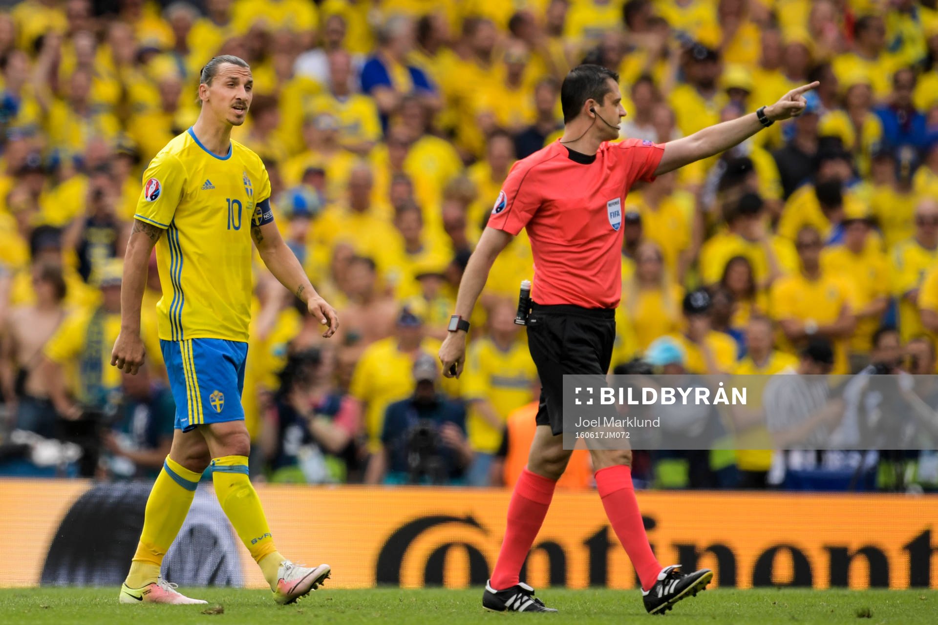 Sveriges Zlatan Ibrahimovic pratar med domare Viktor Kassai