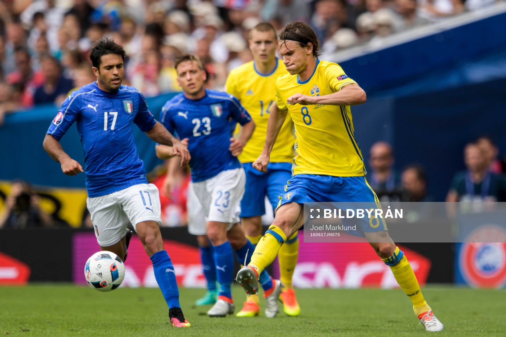 Sveriges Albin Ekdal och Italiens Eder i fotbollsmatchen