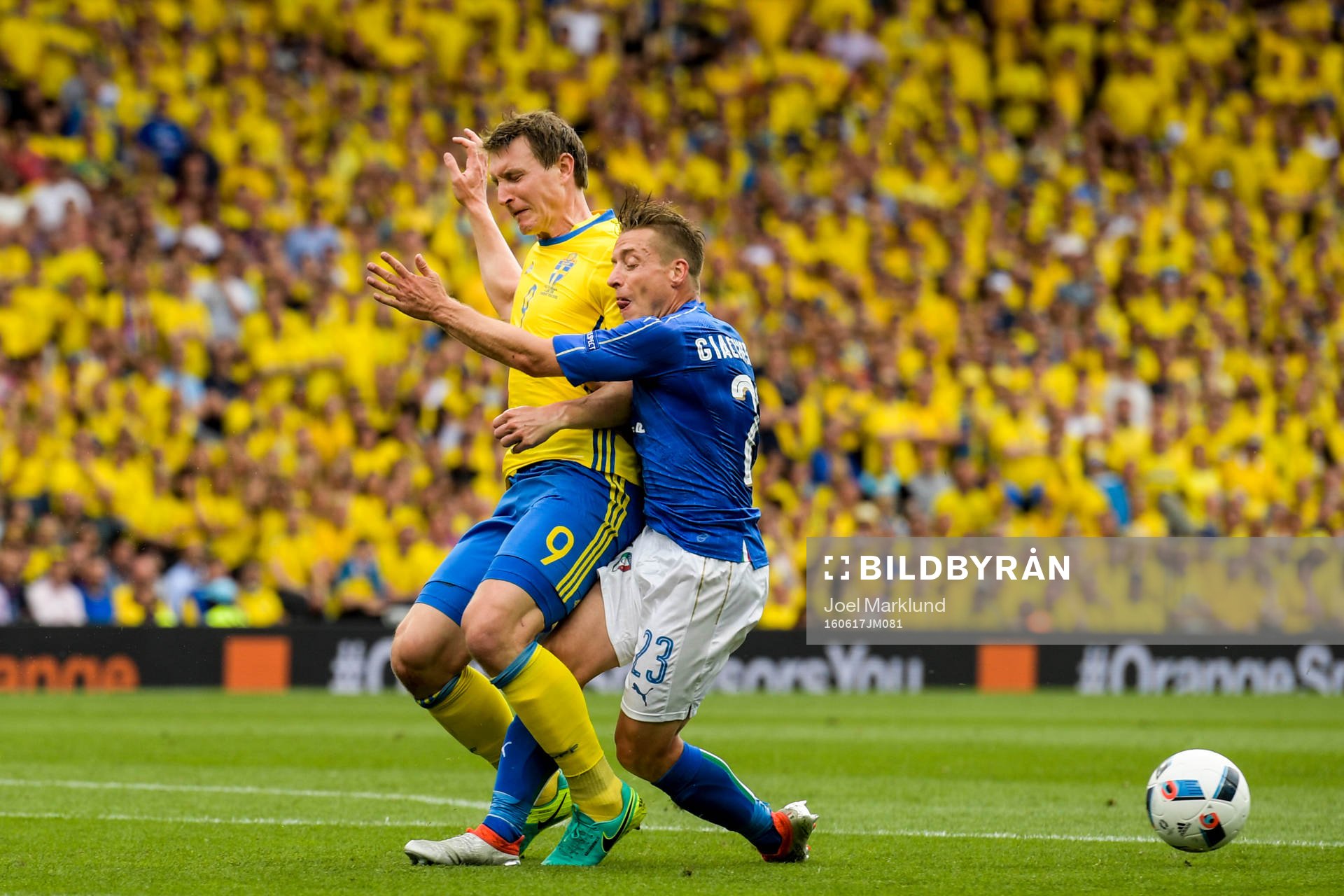 Sveriges Kim Källström och Italiens Emanuele Giaccherini