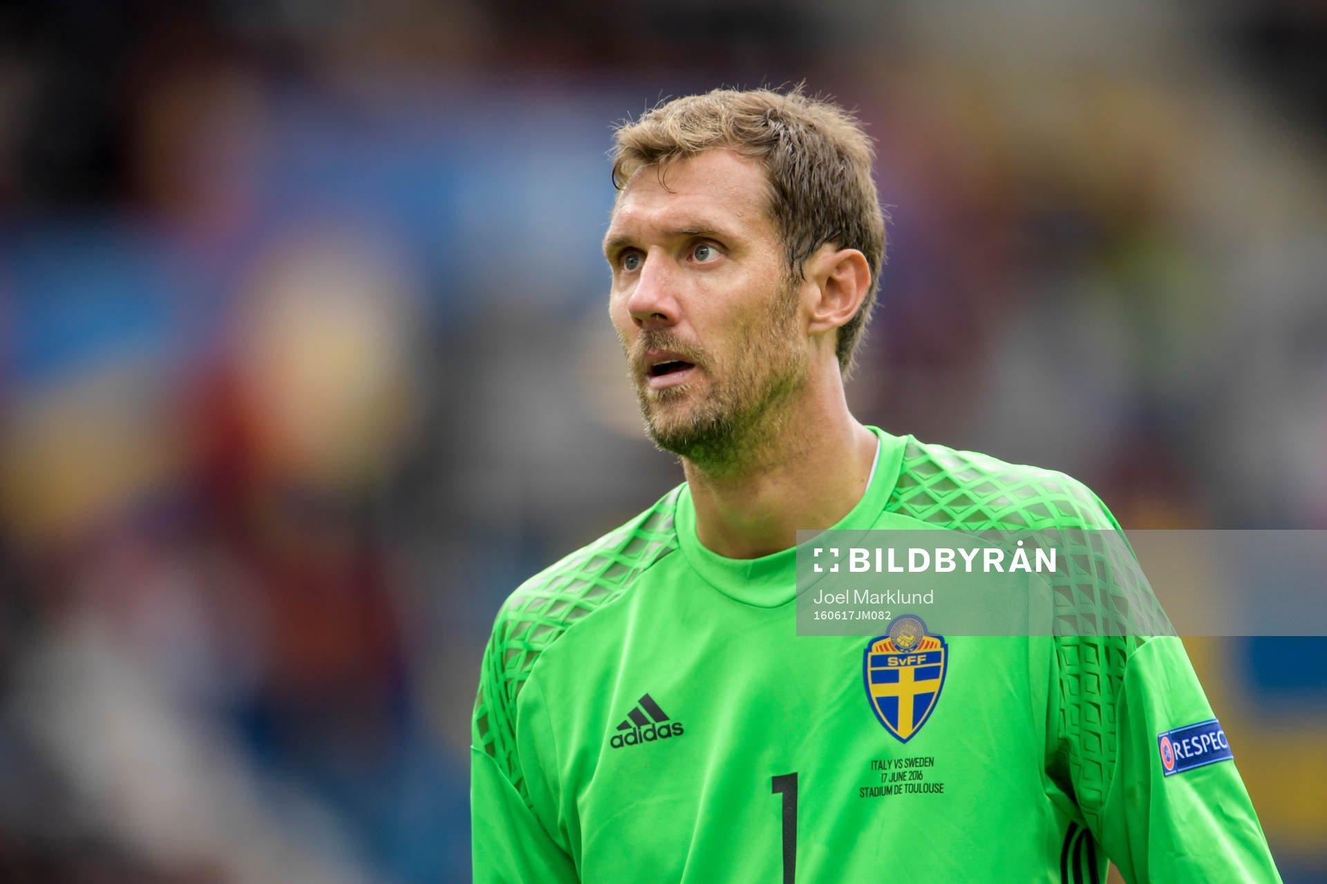 Sveriges målvakt Andreas Isaksson i fotbollsmatchen mellan