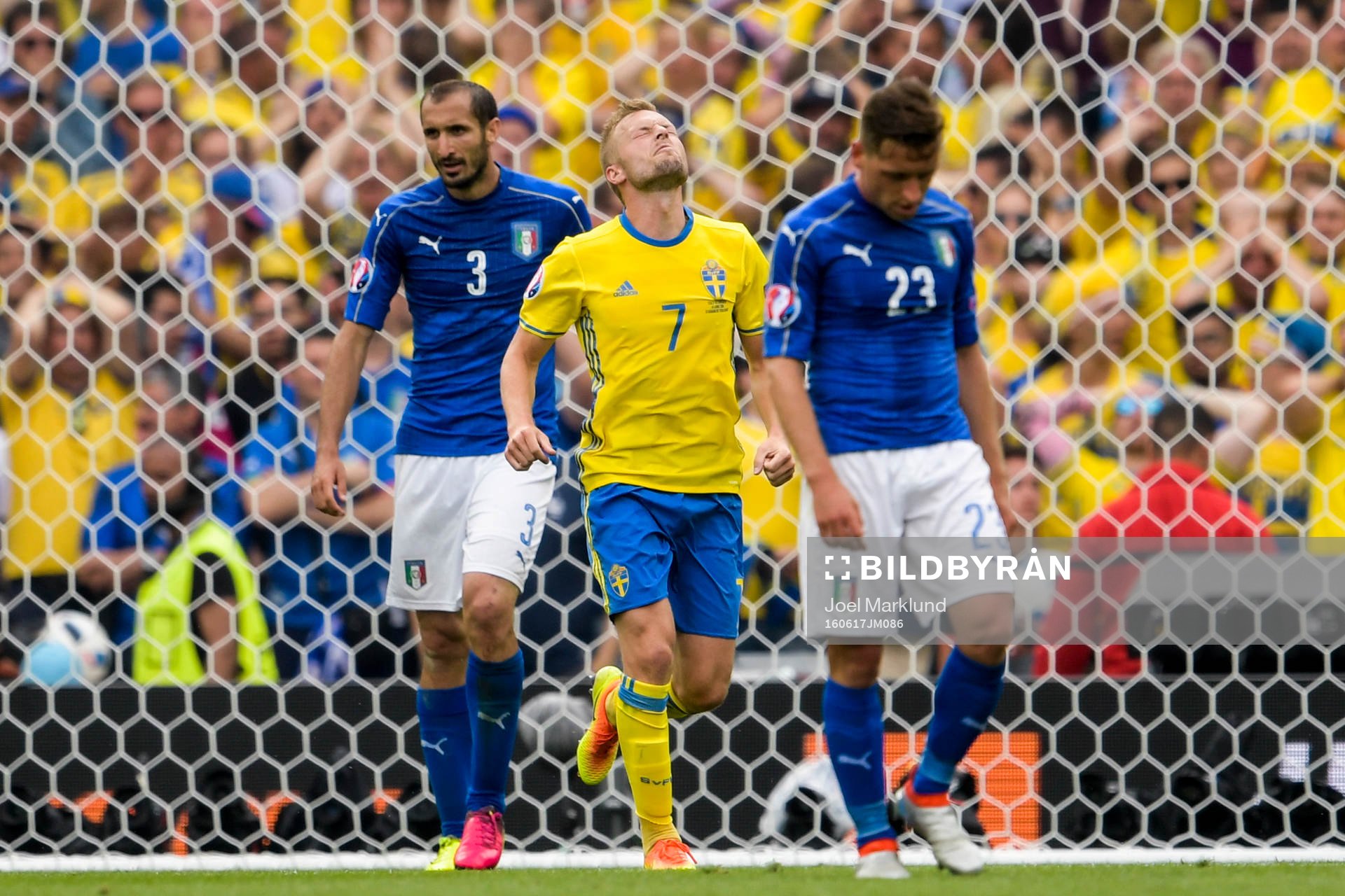 Sveriges Sebastian Larsson deppar