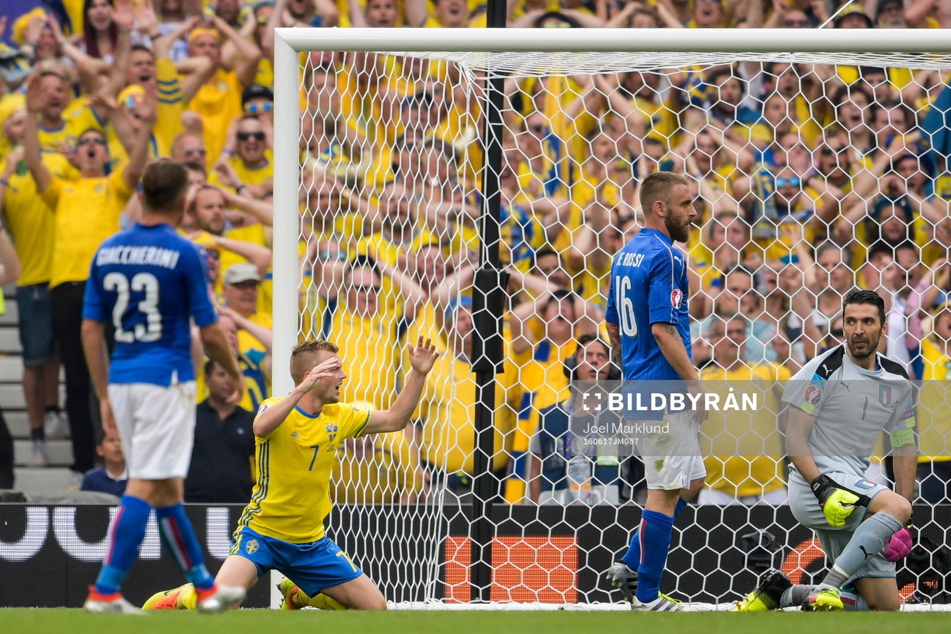 Sveriges Sebastian Larsson deppar