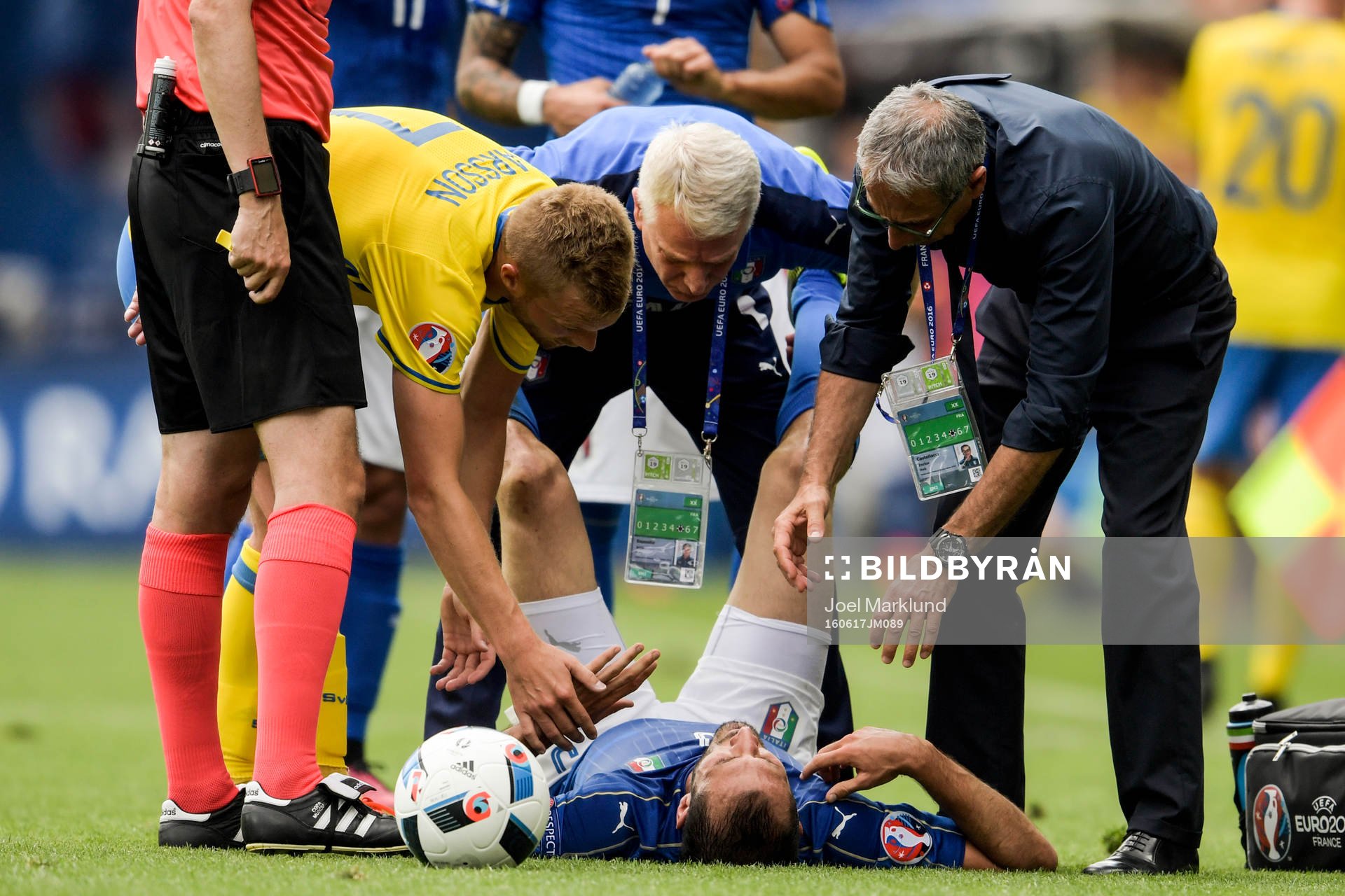 Italiens Giorgio Chiellini ligger ner skadad i