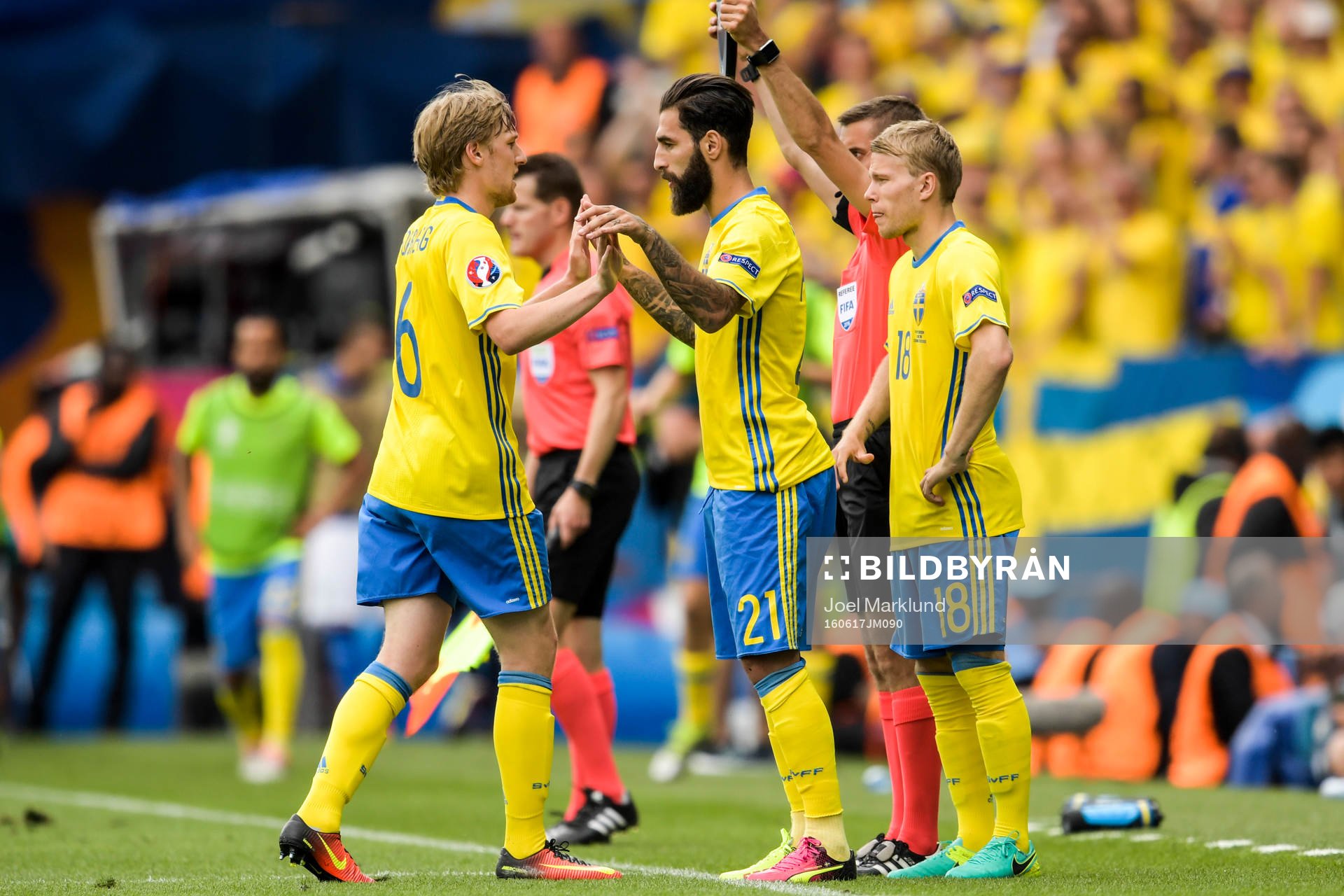Sveriges Emil Forsberg byts ut till förmån för Jimmy Durmaz i fotbollsmatchen mellan Italien och Sverige under fotbolls-EM den 17 juni 2016 i Toulouse.