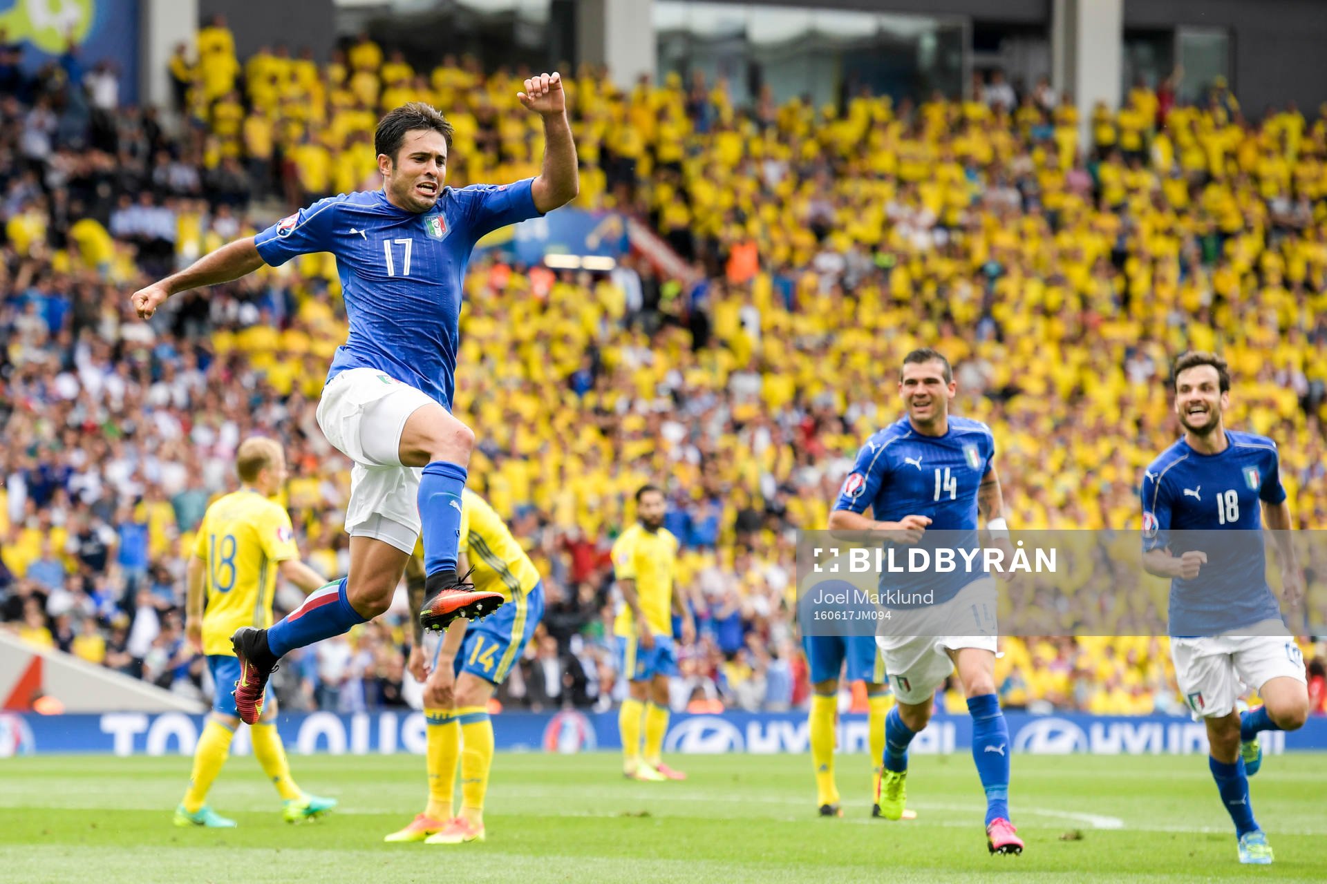 Italiens Eder, Stefano Sturaro och Marco Parolo jublar