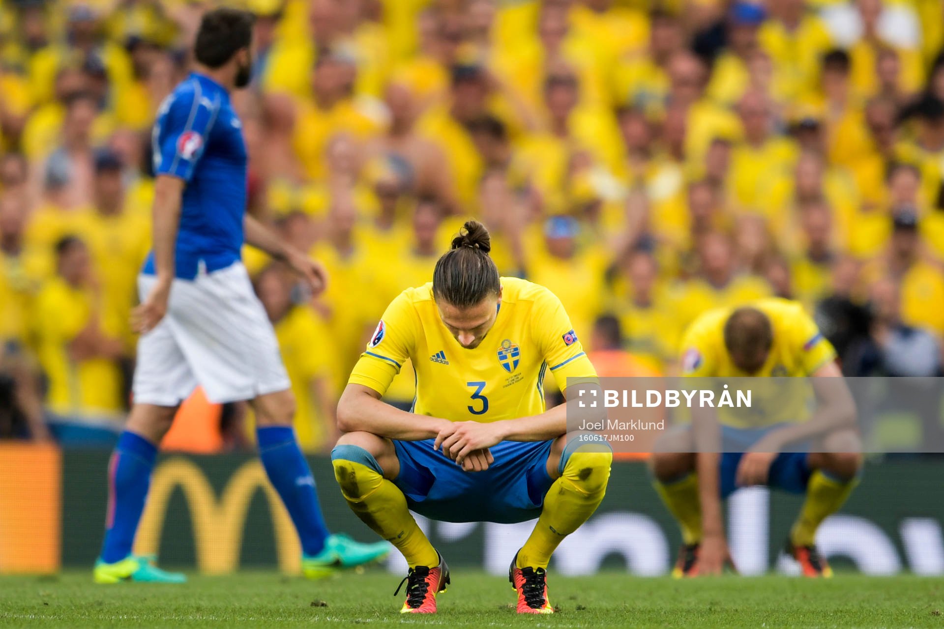 Sveriges Erik Johansson deppar i fotbollsmatchen mellan