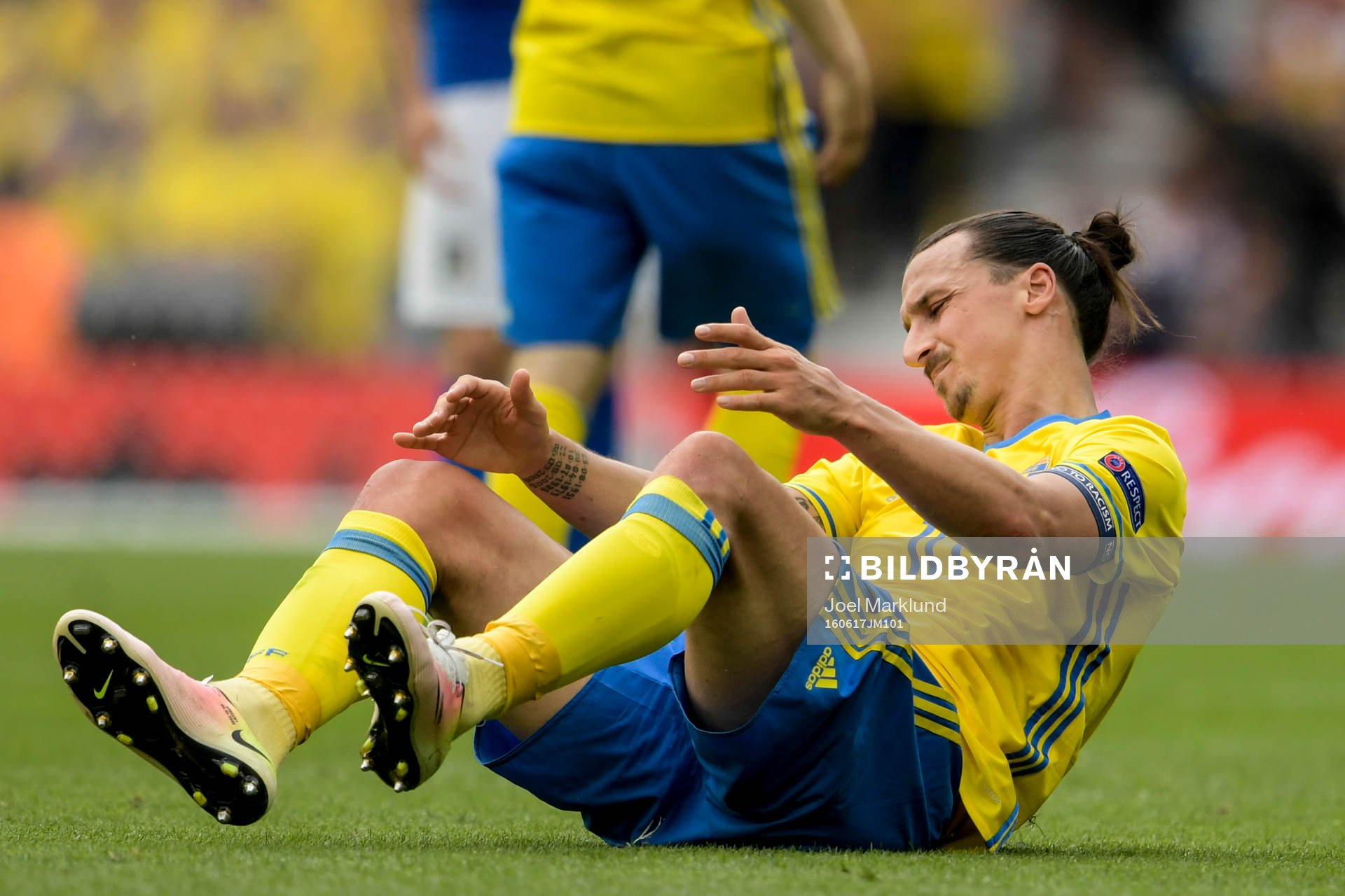 Sveriges Zlatan Ibrahimovic deppar i fotbollsmatchen mellan