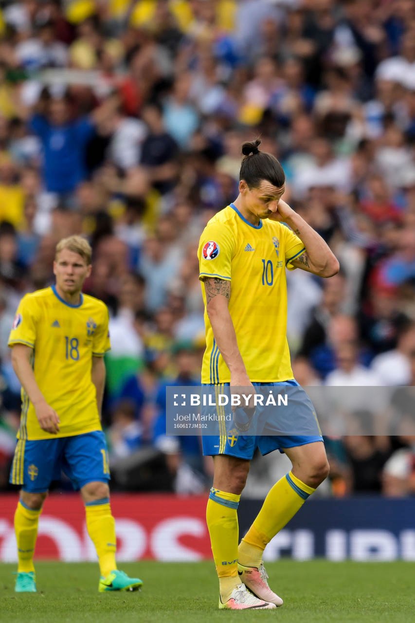 Sveriges Zlatan Ibrahimovic och Oscar Lewicki deppar