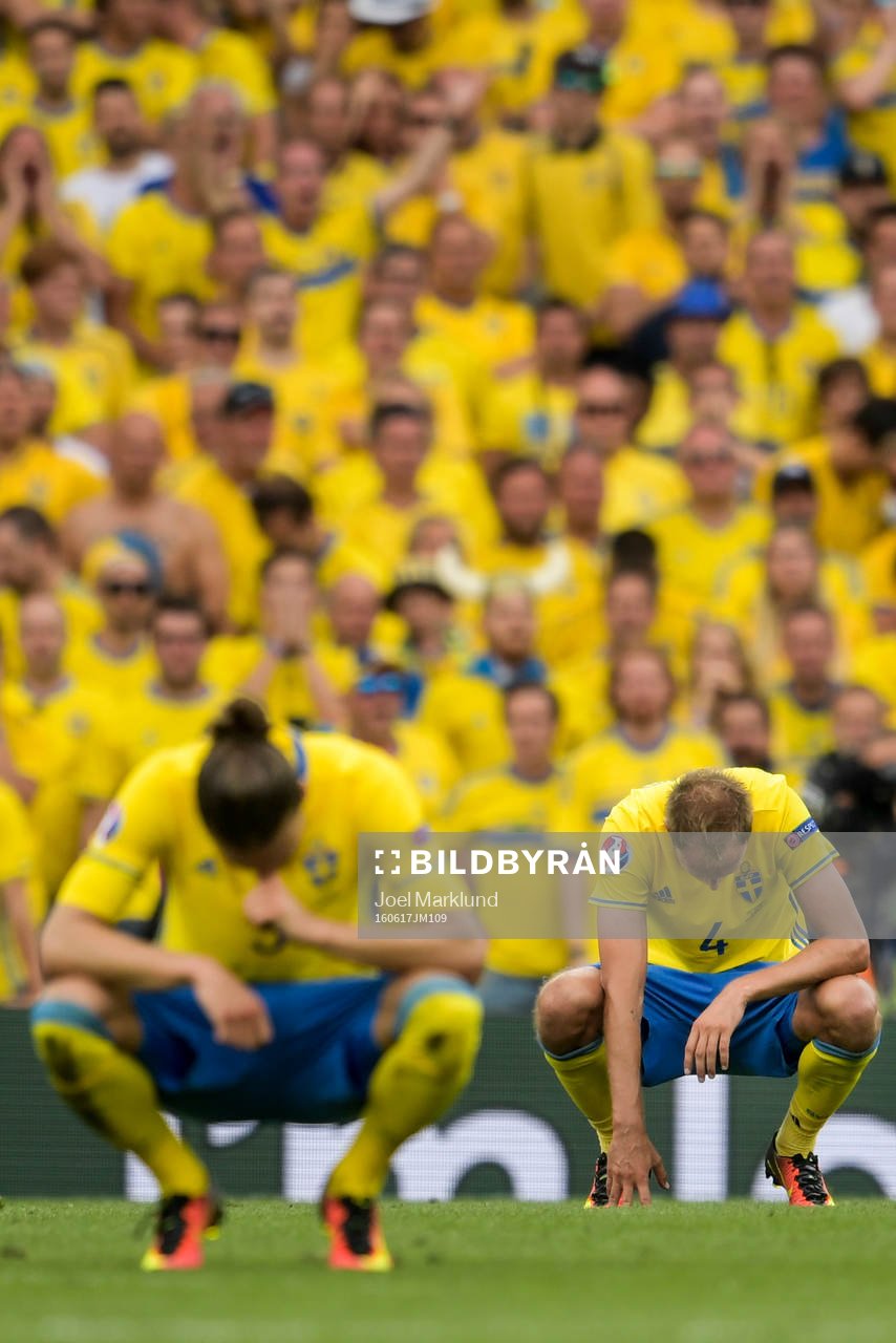 Sveriges Andreas Granqvist och Erik Johansson deppar