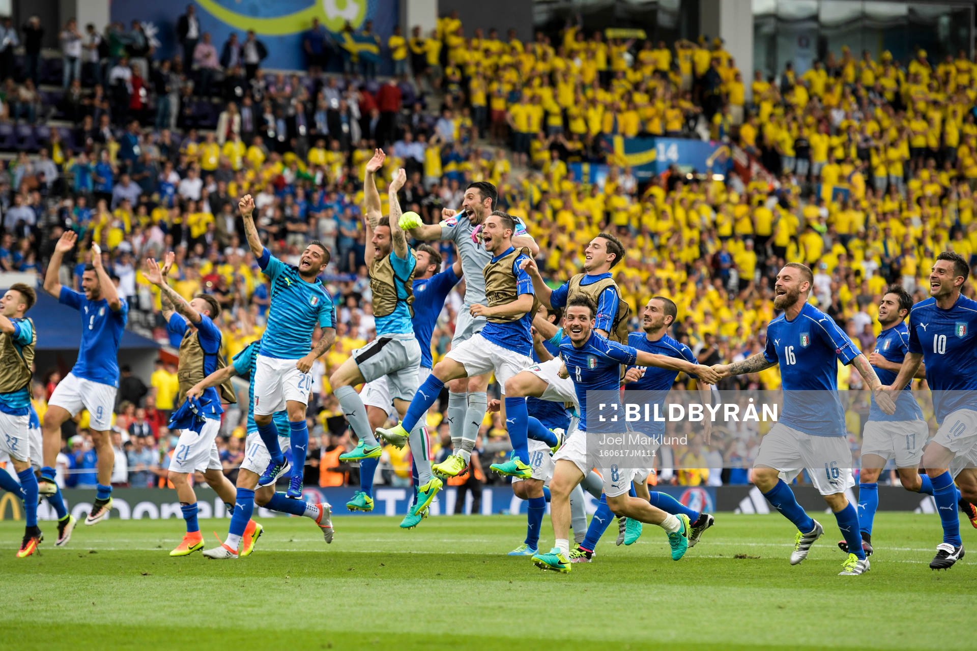 Italiens spelare jublar