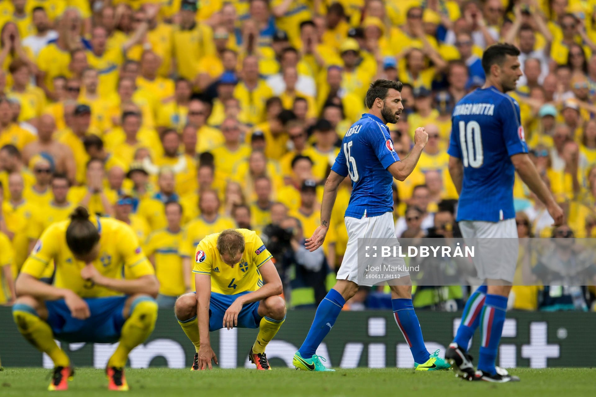 Sveriges Andreas Granqvist och Erik Johansson deppar