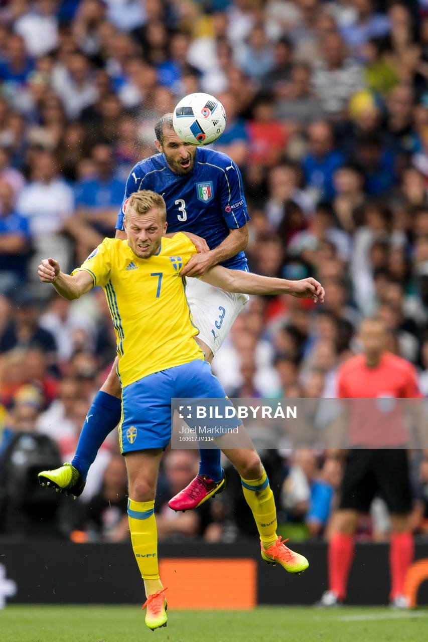 Sveriges Sebastian Larsson och Italiens Giorgio Chiellini i