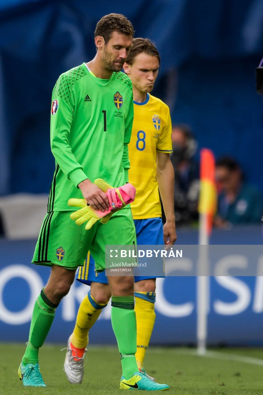Sveriges målvakt Andreas Isaksson och Albin Ekdal deppar
