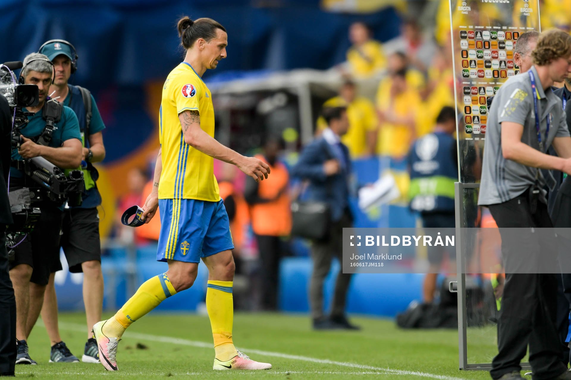 Sveriges Zlatan Ibrahimovic deppar och lämnar planen