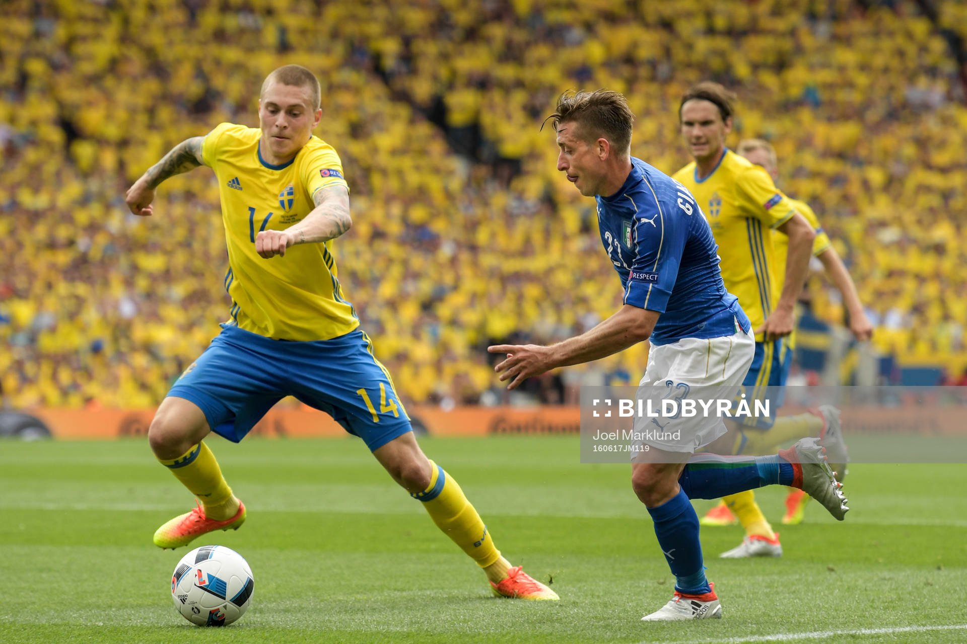 Sveriges Victor Nilsson Lindelöf och Italiens Emanuele Giaccherini i fotbollsmatchen mellan Italien och Sverige under fotbolls-EM den 17 juni 2016 i Toulouse.